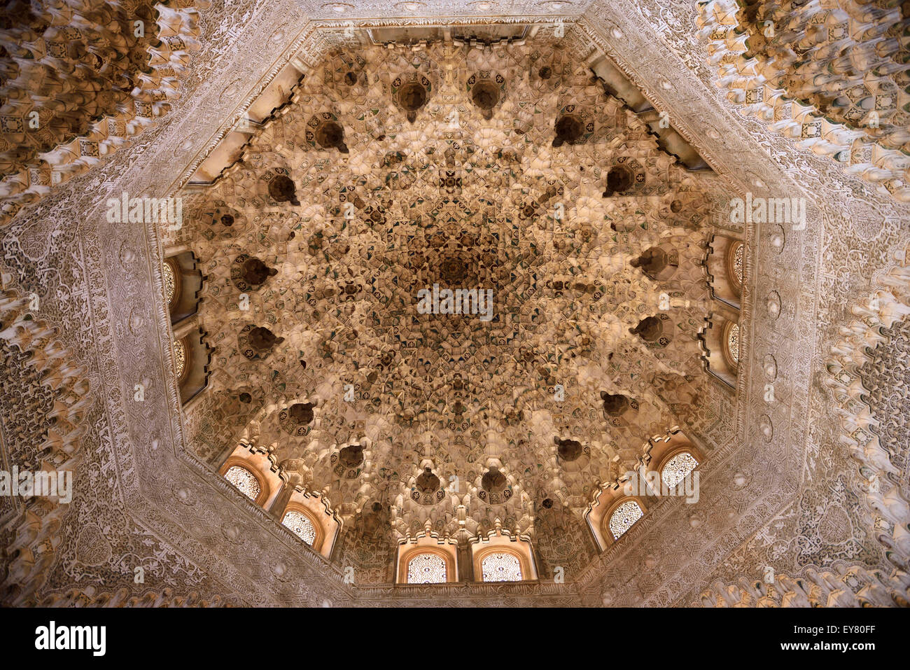 Plafond de la salle des Deux Sœurs dans les Palais Nasrides de l'Alhambra Grenade Espagne Banque D'Images