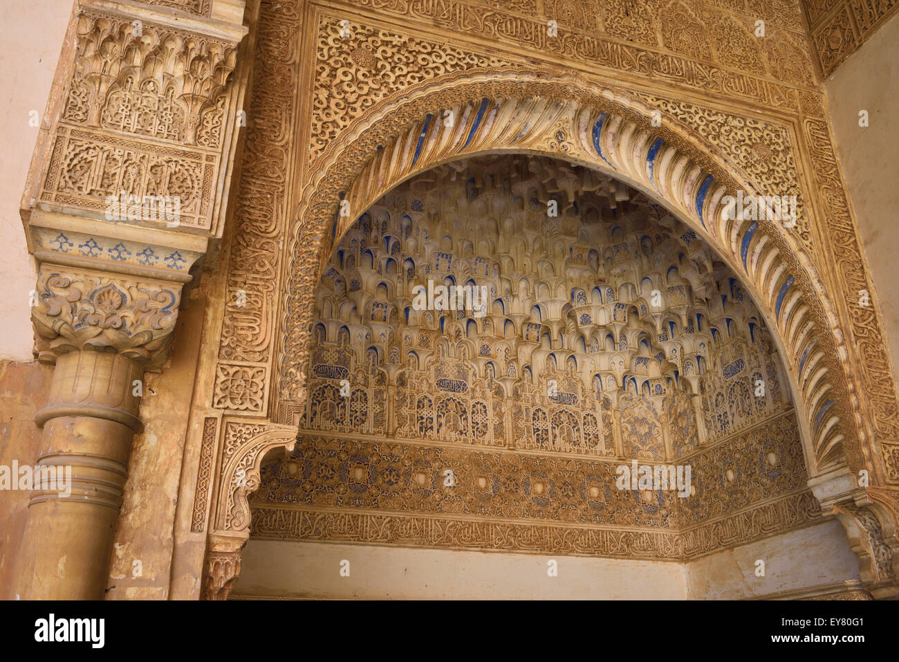 Porte ouvragée avec arabesque et Mocarabe conçoit en Palais de Comares Alhambra Grenade nasride Banque D'Images
