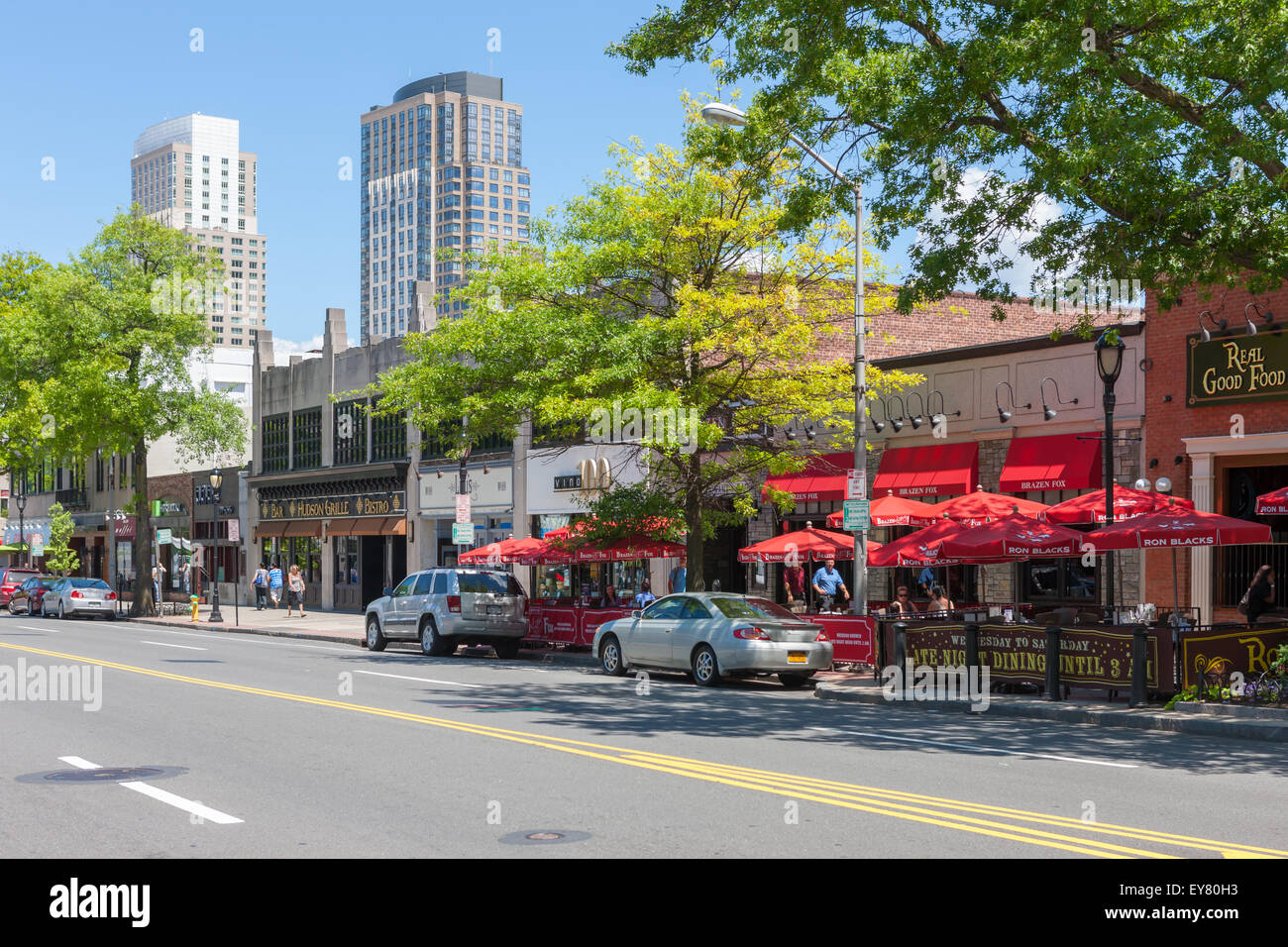 Une vue sur le quartier commercial sur l'Avenue Mamaroneck, avec centre-ville en arrière-plan au centre-ville de White Plains, New York. Banque D'Images