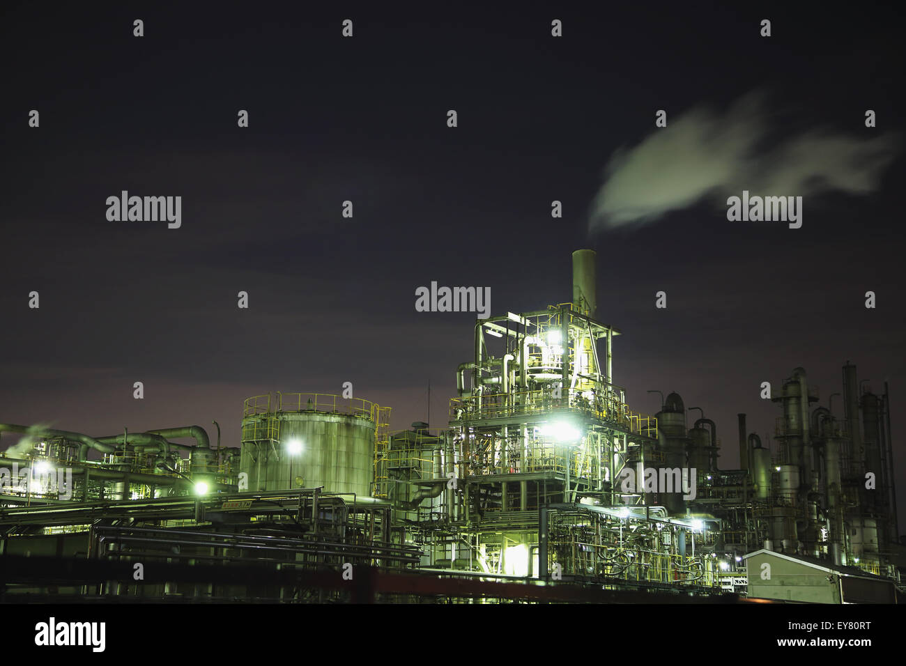 Zone industrielle de nuit à Kawasaki, Japon Banque D'Images