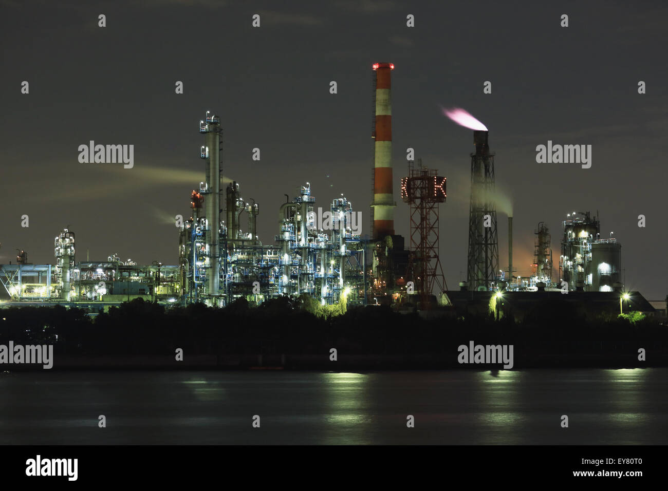 Zone industrielle de nuit à Kawasaki, Japon Banque D'Images