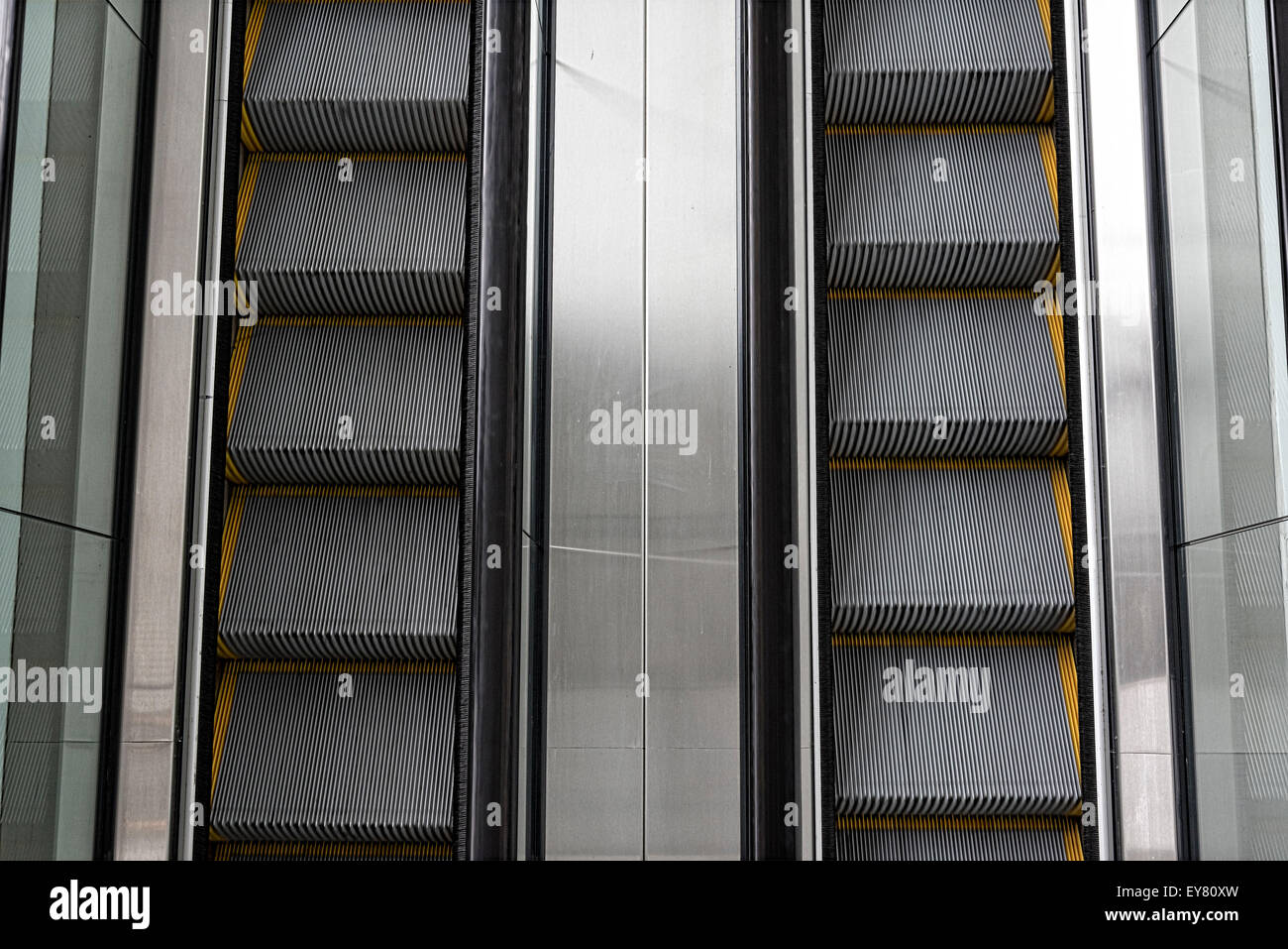 De haut en bas escalier, escaliers, marches, et des garde-corps., New York, NY, USA Banque D'Images