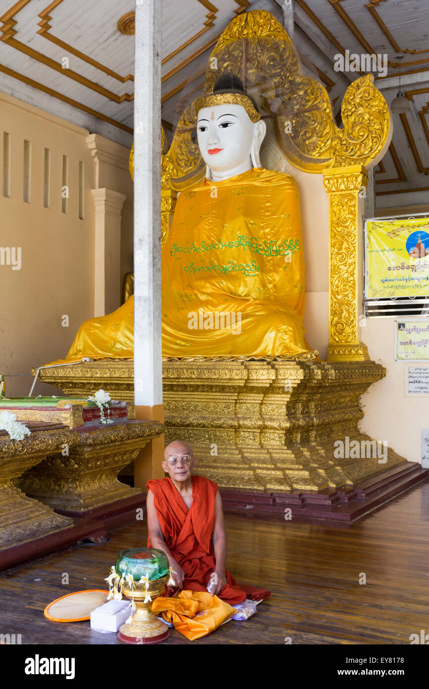 Yangon, Myanmar-May 6e 2014 : la collecte de l'aumône au moine de la pagode Shwedagon. La pagode est le plus sacré dans tous les du Myanmar. Banque D'Images