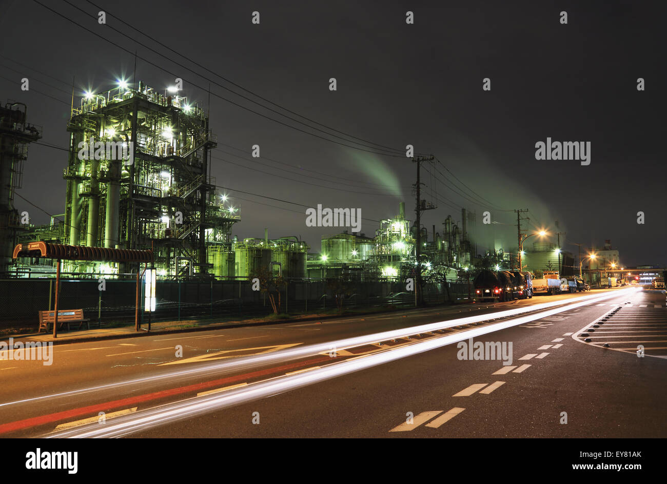 Zone industrielle de nuit à Kawasaki, Japon Banque D'Images
