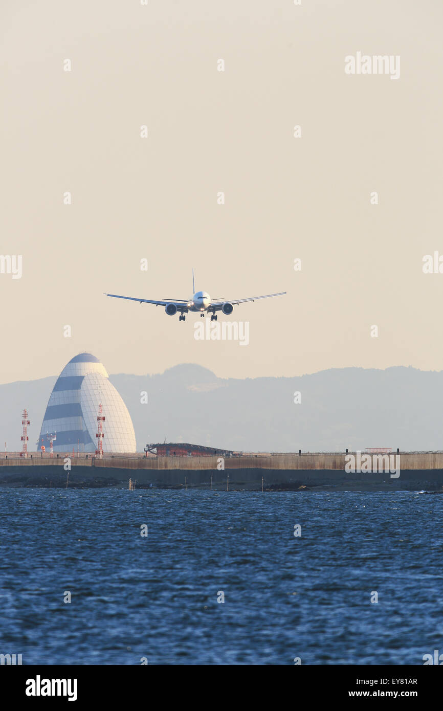 Vol d'un avion sur l'aéroport de Haneda, Tokyo, Japon Banque D'Images