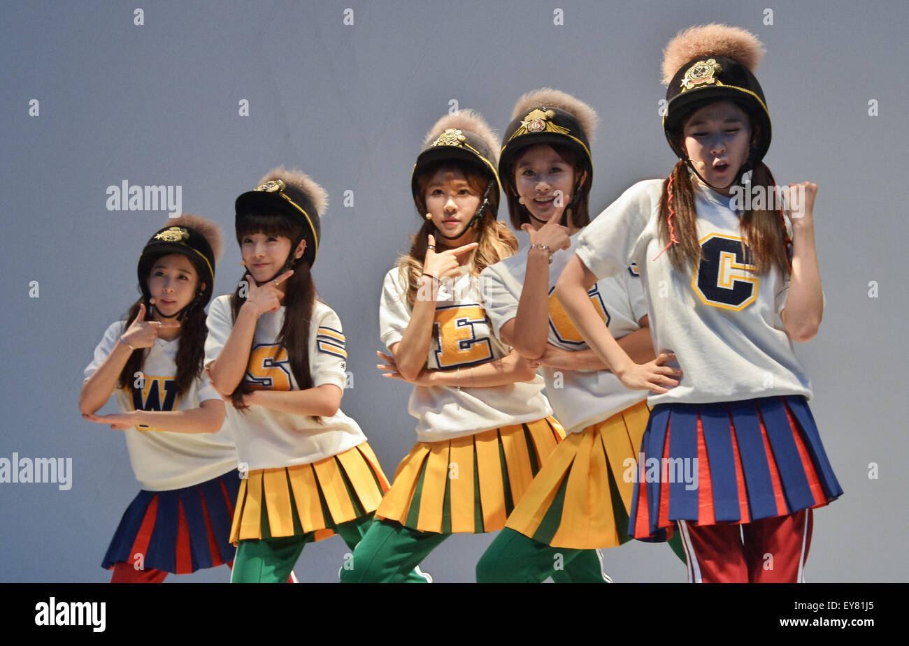 CRAYON POP, Juillet 22, 2015 : Kawasaki, Japon : Korean girl group Pop  Crayon effectuer au cours de l'événement pour la promotion de leur nouveau  single 'ra ri ru re' à Lazona