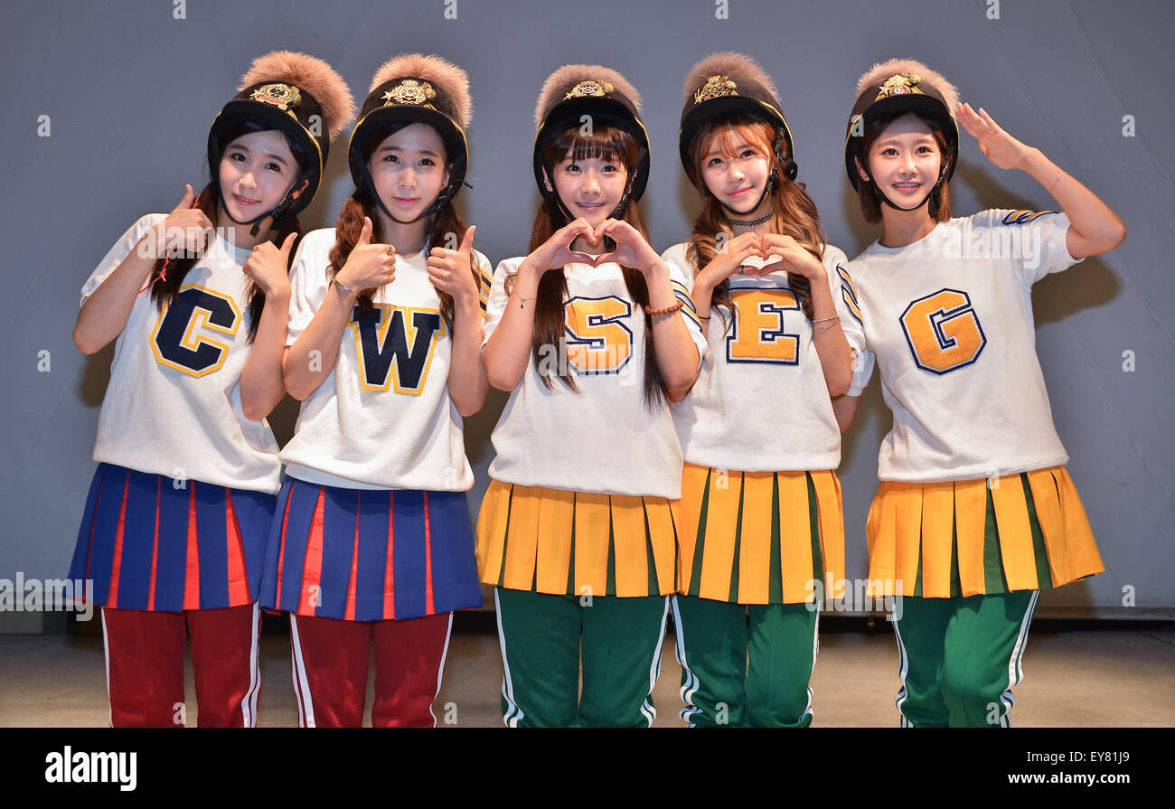 CRAYON POP, Juillet 22, 2015 : Kawasaki, Japon : Korean girl Crayon groupe  pop (L-R, Choa, façon, Soyul, Isis, et Geummi) posent pour l'appareil photo  pendant la promotion d'activité pour leur nouveau