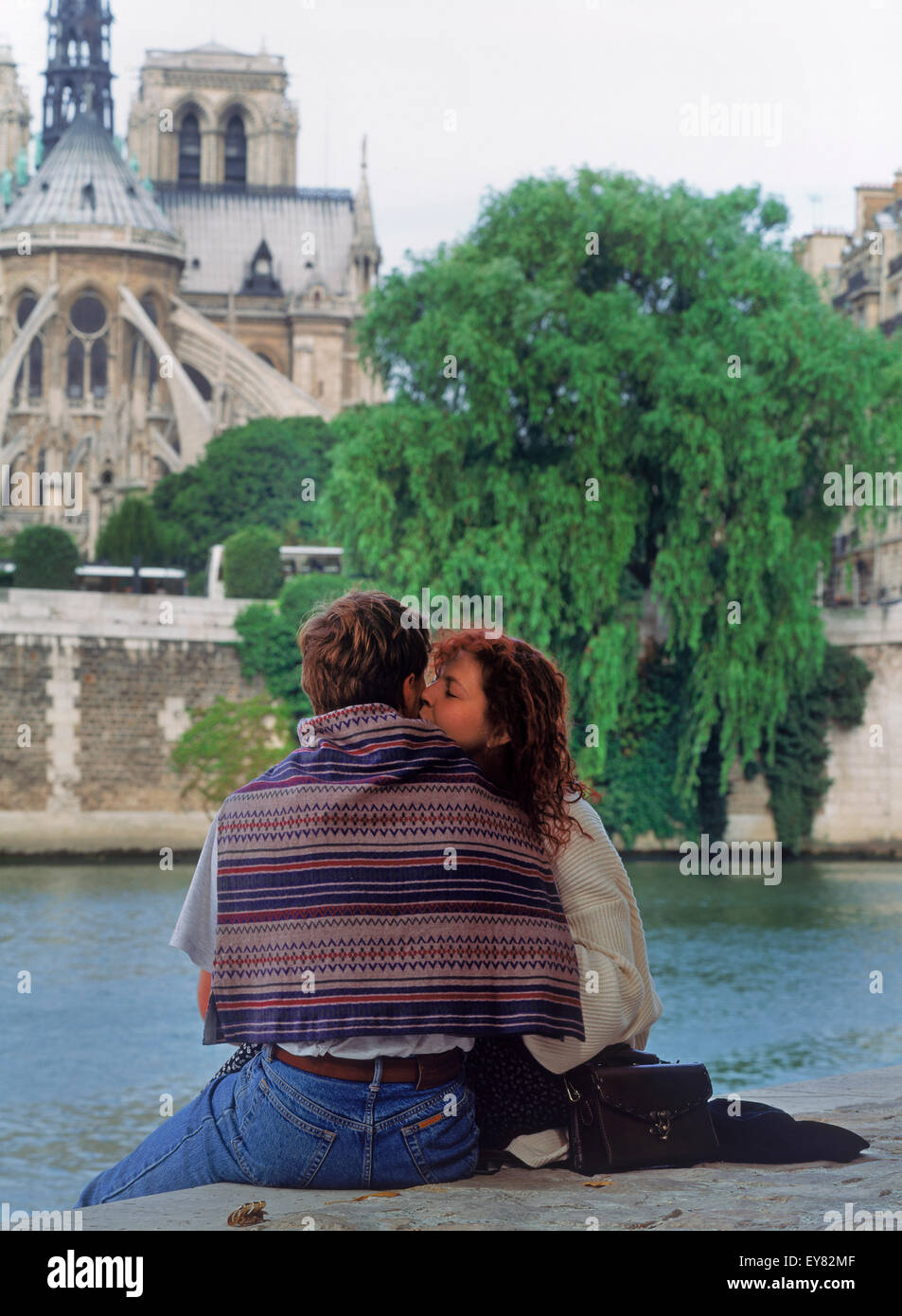 Couple à l'Ile St Louis sur la Seine en face de Notre Dame de Paris Banque D'Images
