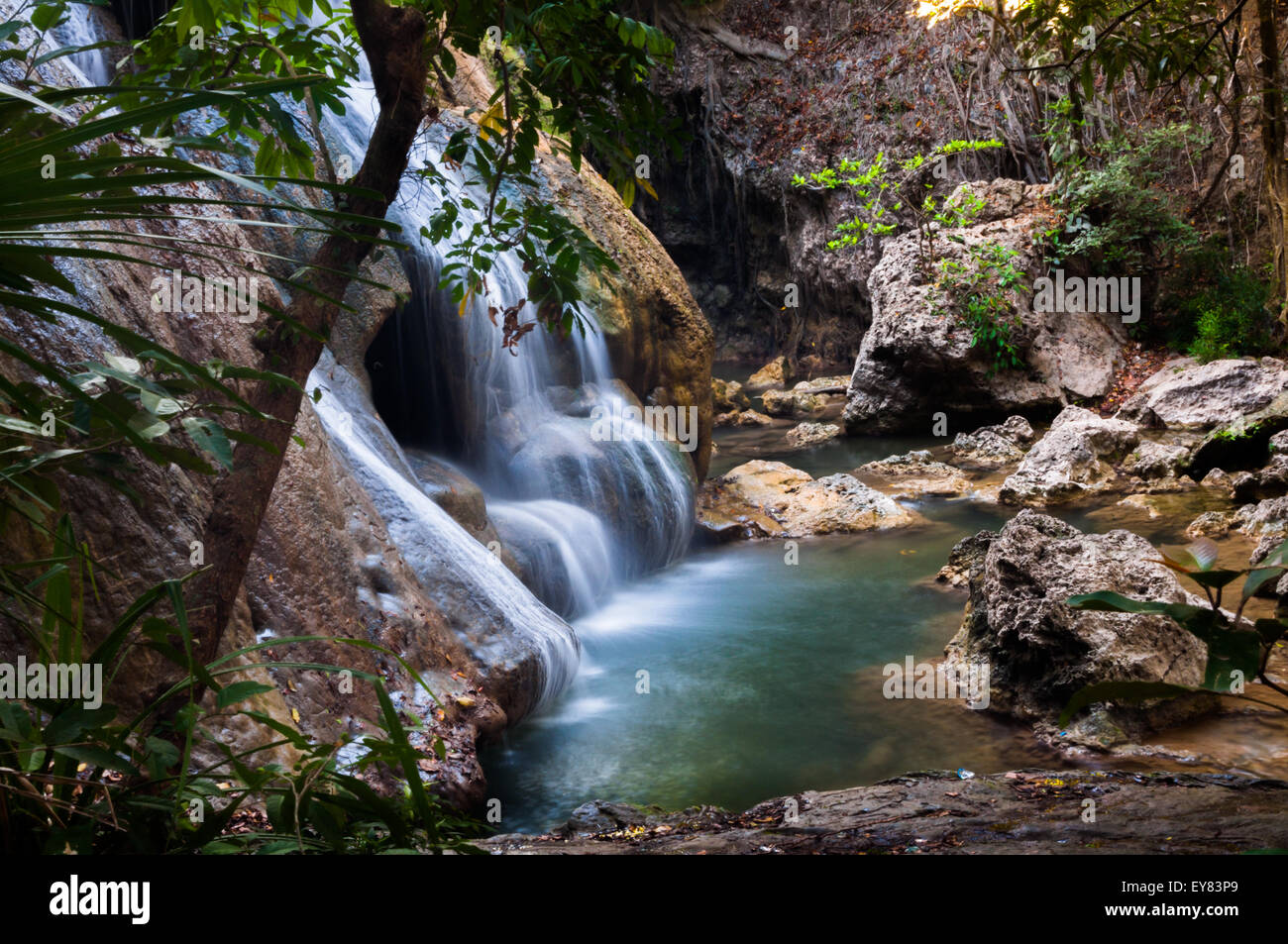 Cascade à Oenesu près de Kupang, Nusa Tenggara est, Indonésie. Banque D'Images