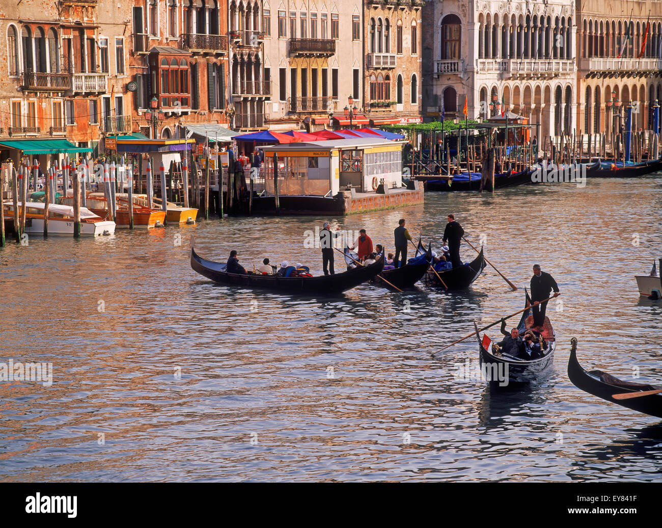 Gondoles sur le Grand Canal à Venise au coucher du soleil Banque D'Images