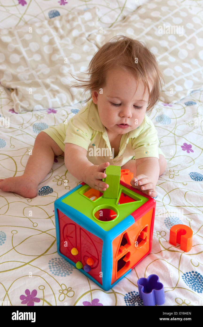 Bebe Jouant A L Interieur Avec Un Trieur De Forme Photo Stock Alamy Bebe Jouant A L Interieur Avec Un Trieur De Forme Photo Stock Alamy