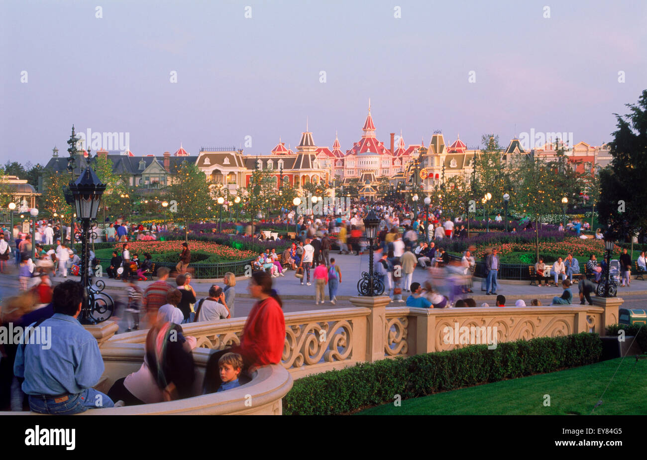 Euro Disneyland ou à Eurodisney Euro Disney Resort près de Paris avec la rue principale et des boutiques touristiques en bus et la lumière au coucher du soleil Banque D'Images