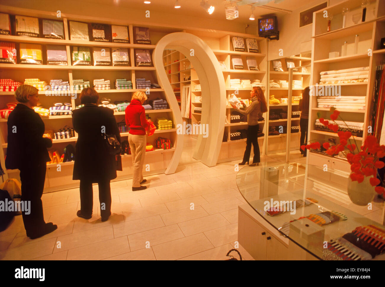 Shopping femmes ensemble dans une boutique de vêtements à Stockholm Banque D'Images