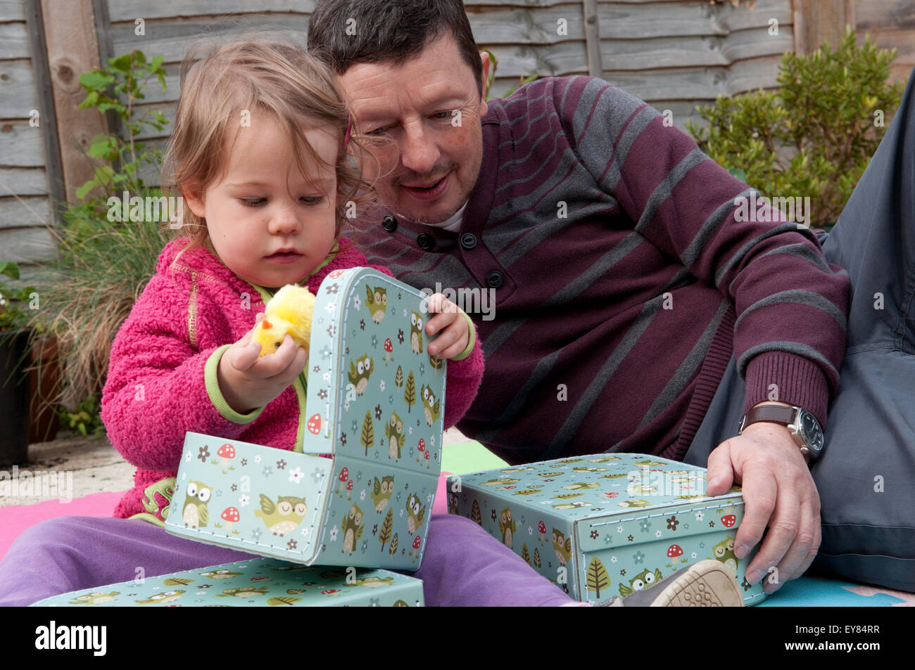 Petite fille ouvre ses cadeaux d'anniversaire avec son grand-père Photo  Stock - Alamy