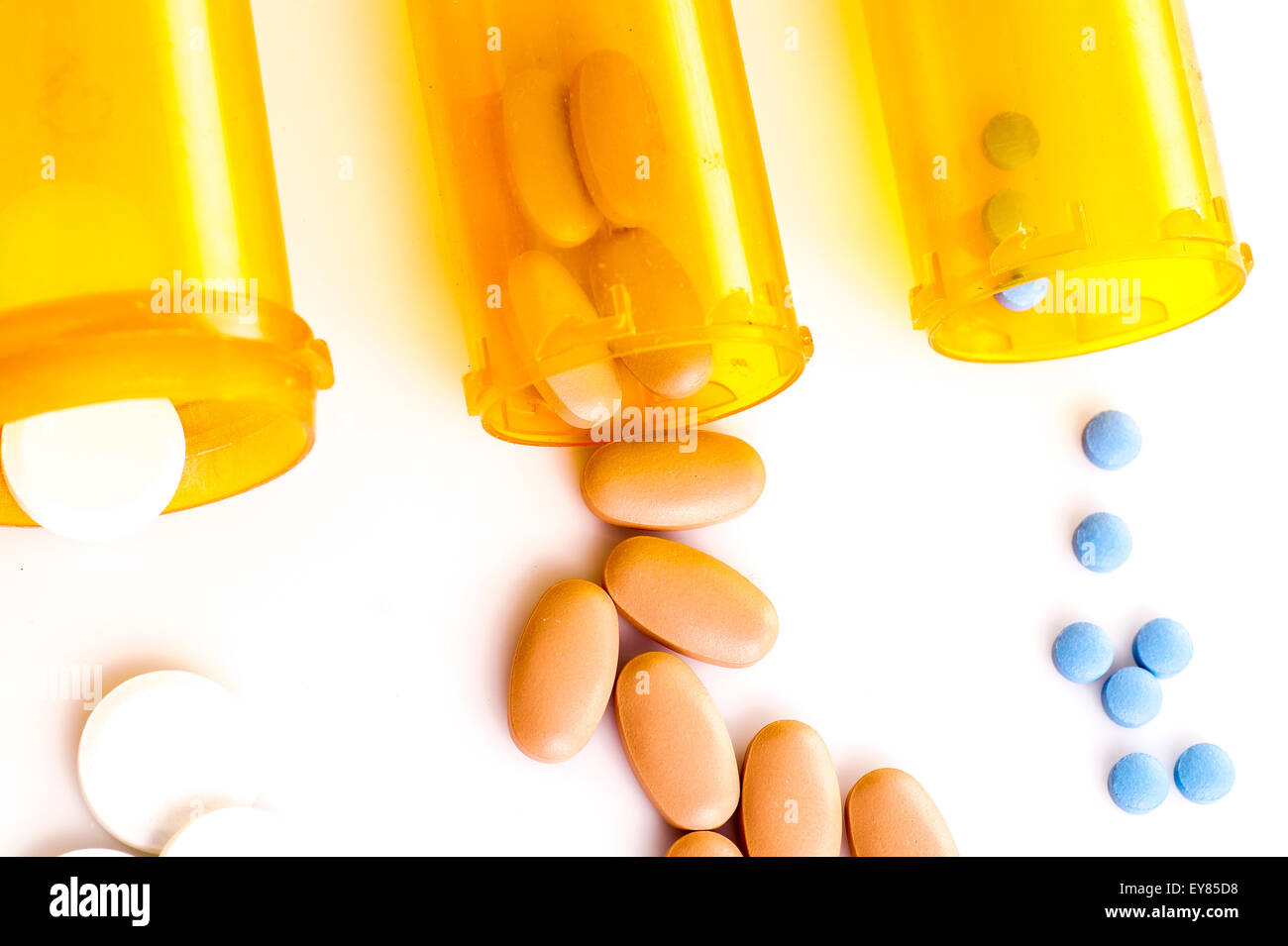 Comprimé Médecine, blanc, bleu et marron comprimés au flacon de médicaments, isolated on white Banque D'Images