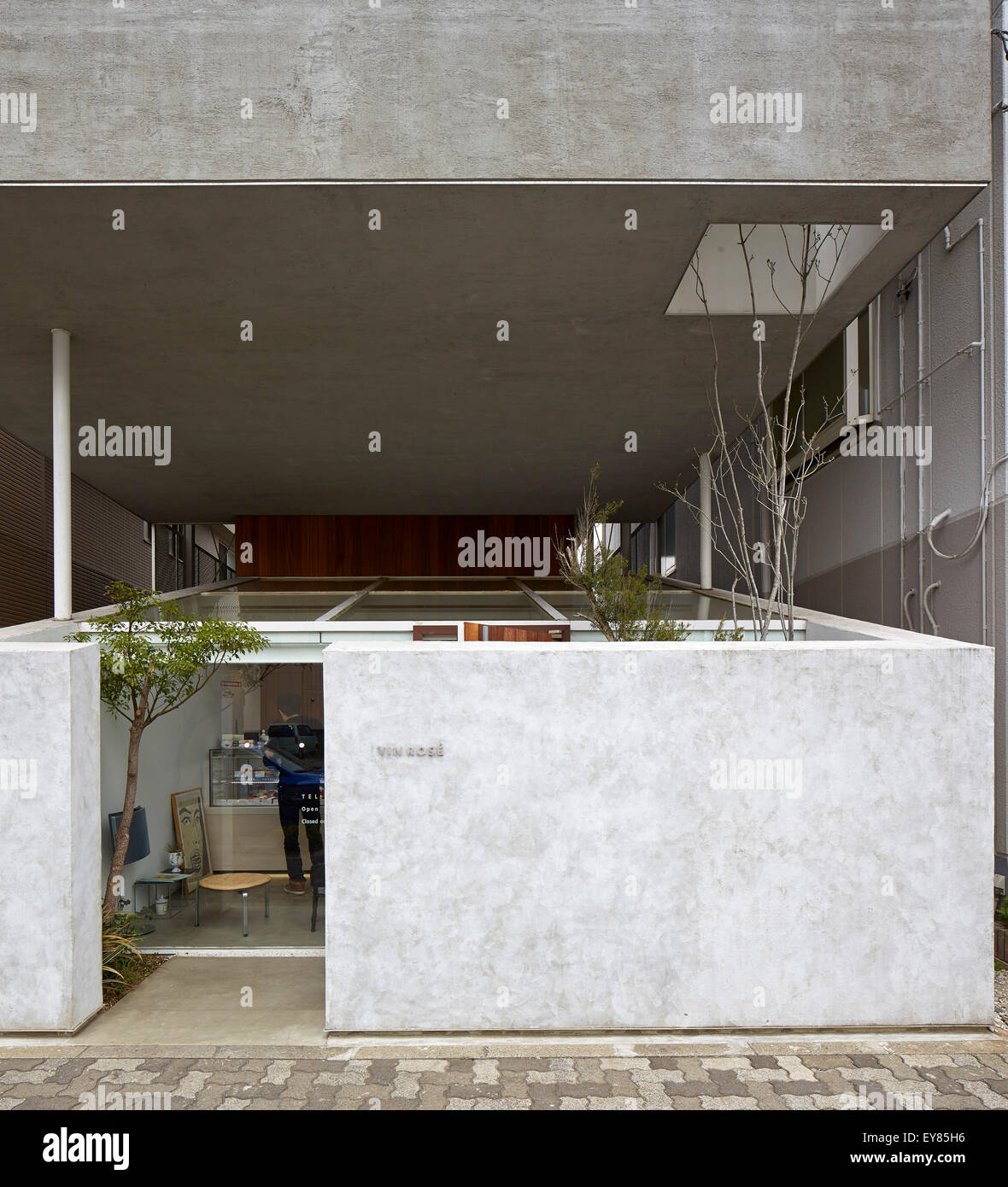 Élévation avant vers l'entrée. Maison Katsutadai, Chiba, Japon. Architecte : Yuko Nagayama et associés, 2015. Banque D'Images