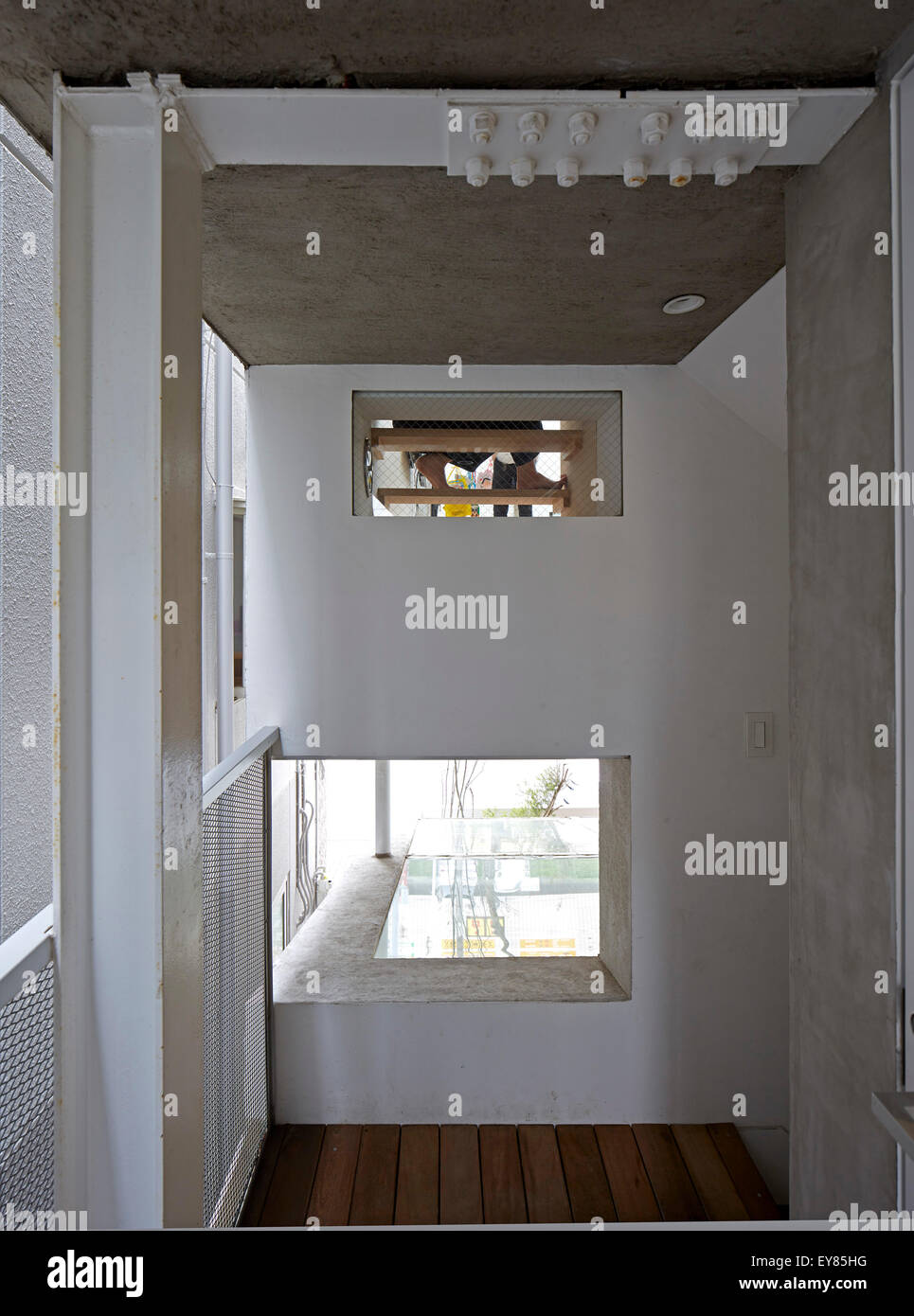 Zone d'entrée de niveau intermédiaire. Maison Katsutadai, Chiba, Japon. Architecte : Yuko Nagayama et associés, 2015. Banque D'Images