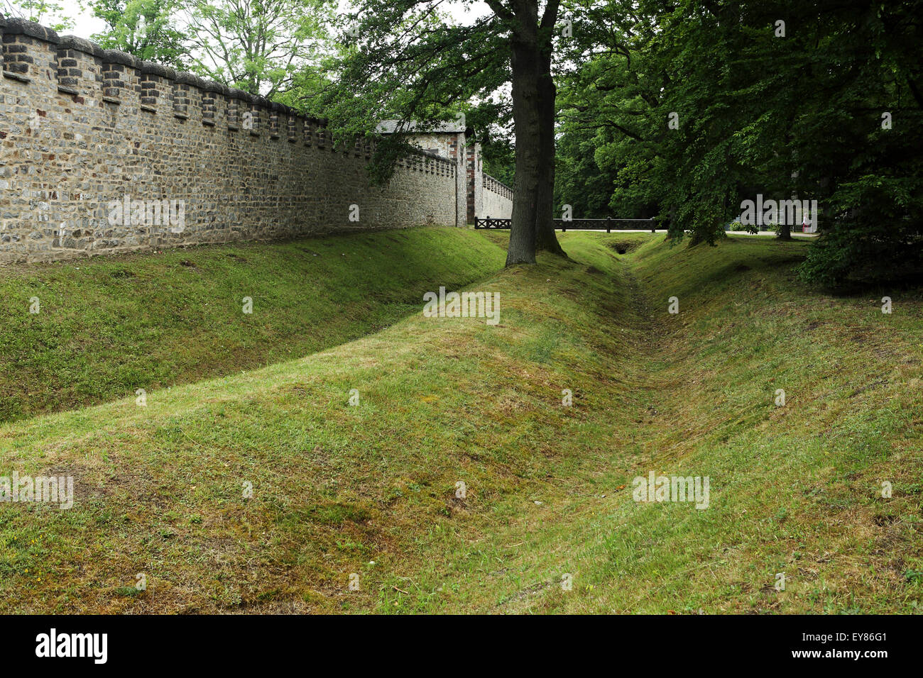 Terrassement par le mur de la fort romain reconstruit à Saalburg près de Bad Homburg, Allemagne. Banque D'Images