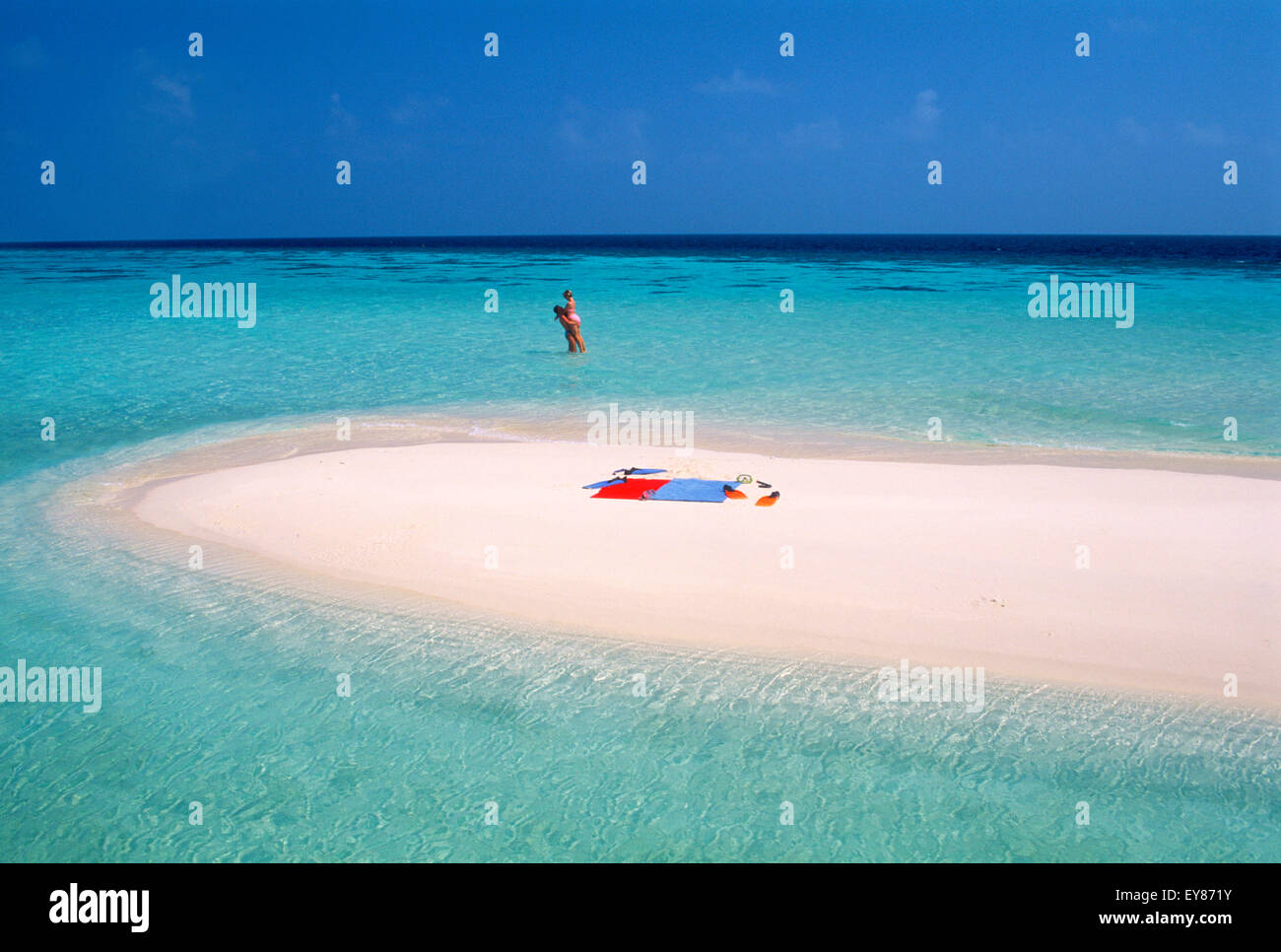 Faire place au ludique couple près de sandbar dans Maldives sur Maayafushi Island au nord-est de l'Atoll d'Ari Banque D'Images