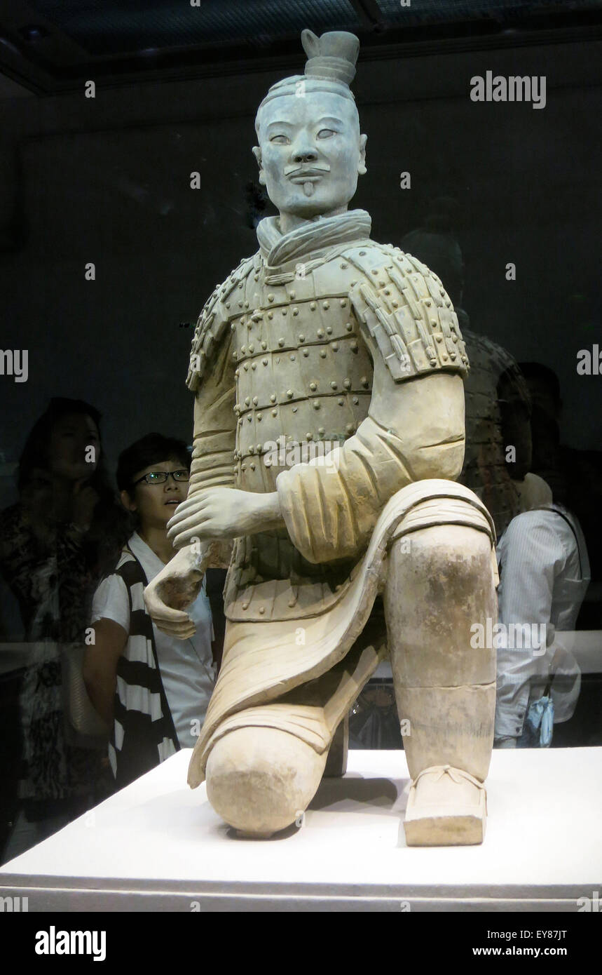 Sculpture d'un soldat en terre cuite dans le mausolée du premier empereur Qin, Xi'an, Chine Banque D'Images