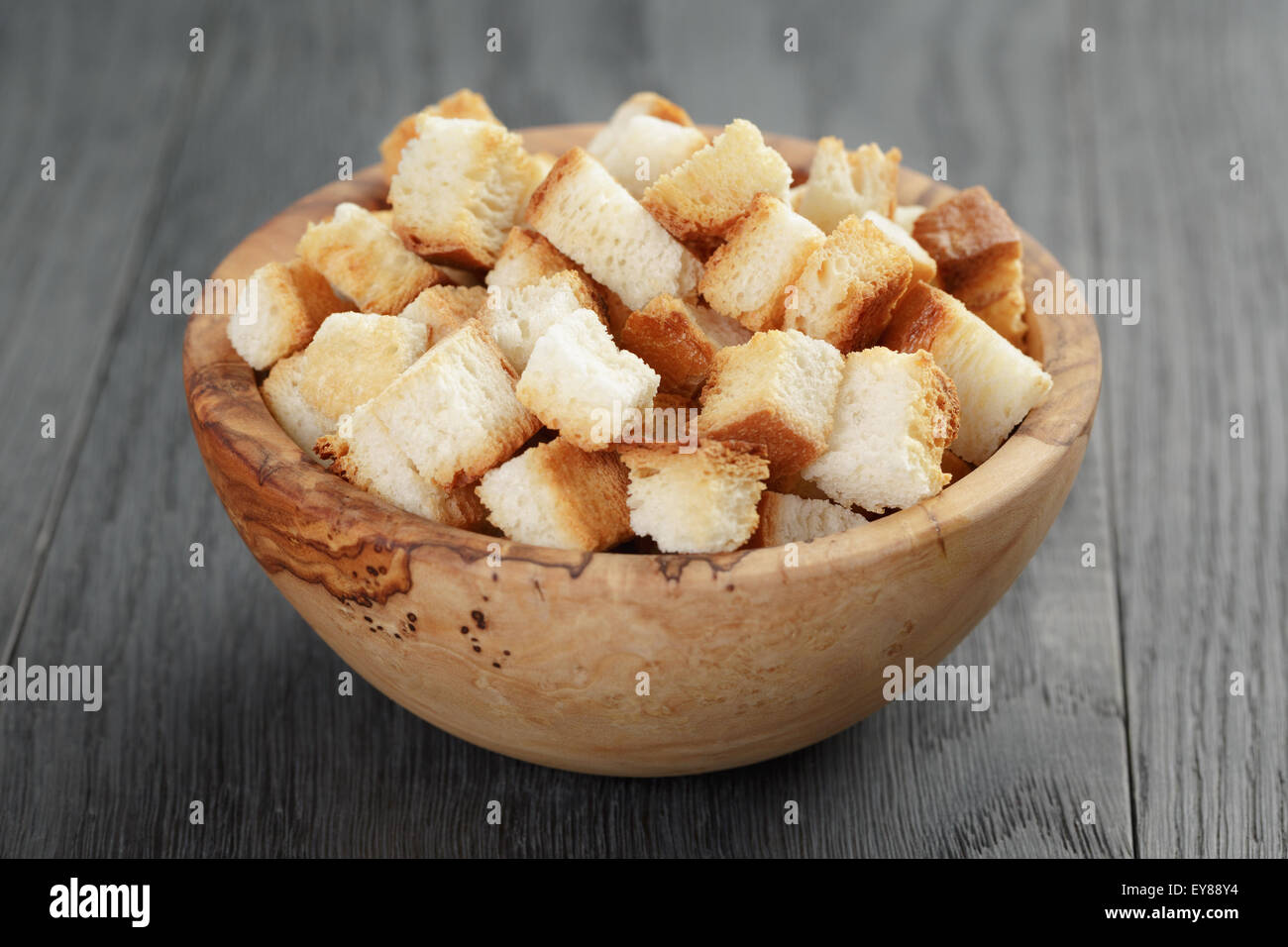 Des croûtons de pain blanc dans un bol en bois Banque D'Images