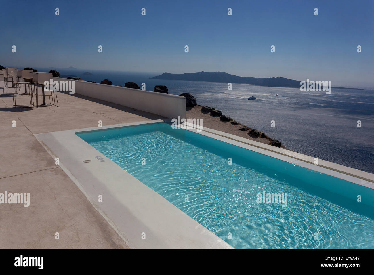 Terrasse, piscine Santorin au sommet d'une falaise avec vue sur la caldeira île grecque vue sur la piscine des îles grecques Banque D'Images