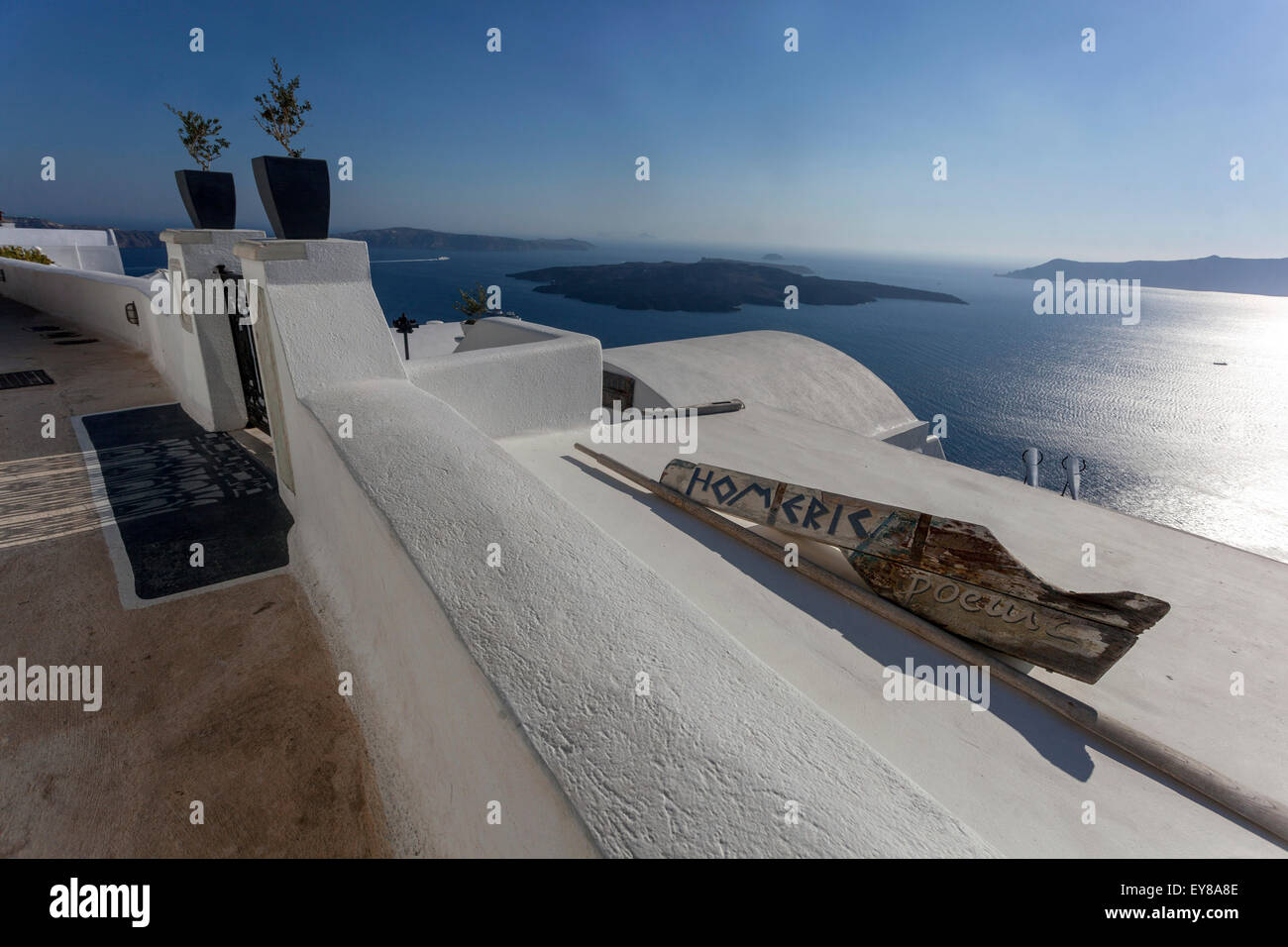 Terrasse, Santorini, Cyclades, Grèce, Europe Banque D'Images