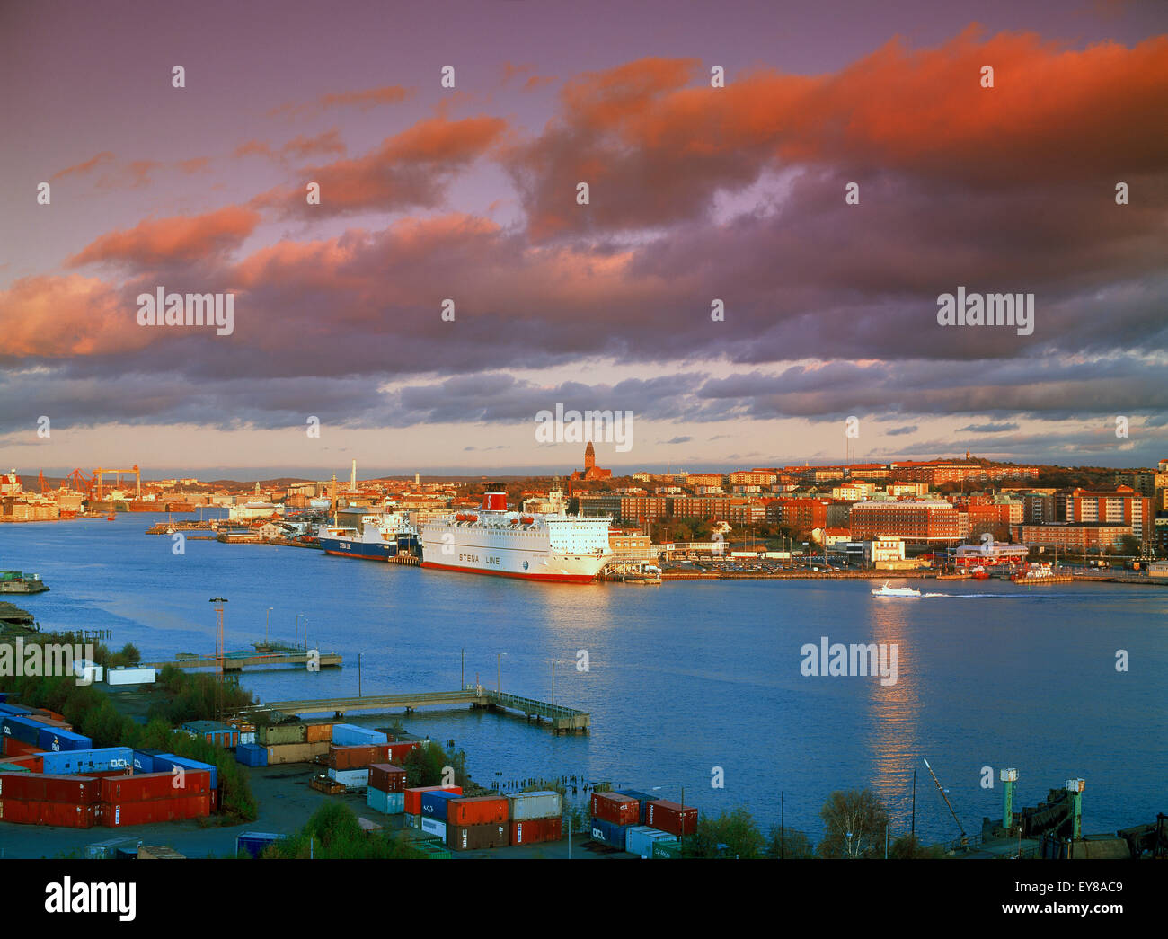 Navires au port à Gothhenburg ou Göteborg sur la côte ouest de la Suède en lumière au coucher du soleil Banque D'Images