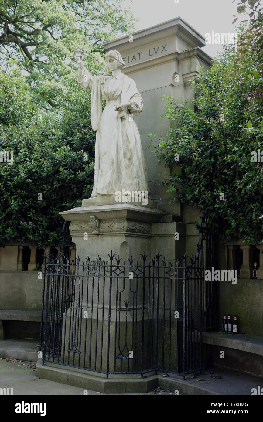 Florence Nightingale et lampe à l'extérieur du site de l'hôpital général de Derby de démolition inscription Fiat Lux Banque D'Images