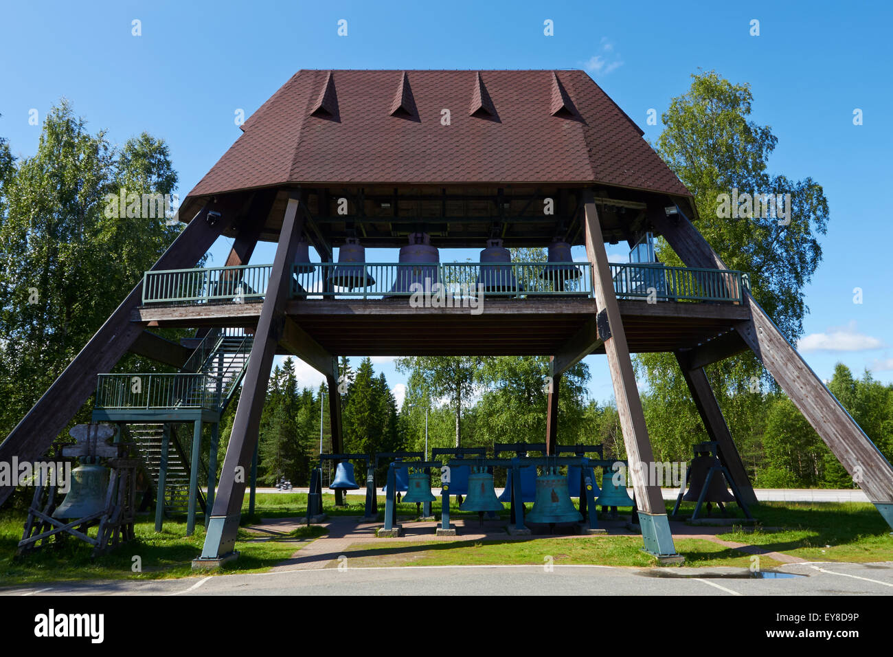 Vieilles cloches de l'église sur l'affichage, Vaskikello Pyhäjärvi, Finlande Banque D'Images