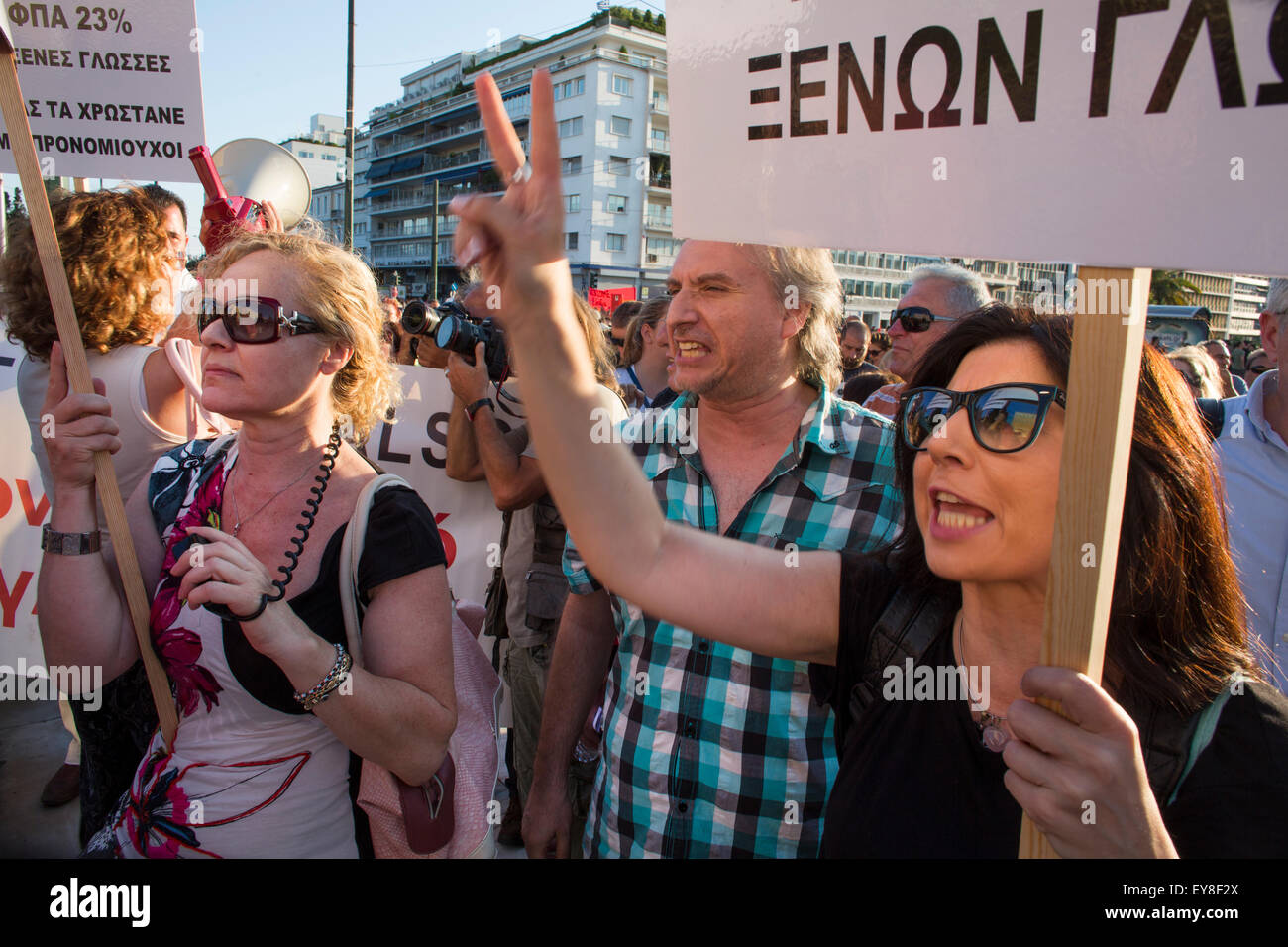 Des milliers de personnes manifestent à Athènes contre l'UE a imposé une augmentation de la TVA sur les produits et services. Le Parlement grec v Banque D'Images