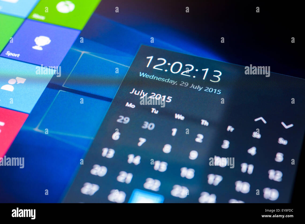 Système d'exploitation Microsoft Windows 10 sur un écran tactile Tablet en mode tablette montrant la date de lancement 29 juillet 2015. Banque D'Images