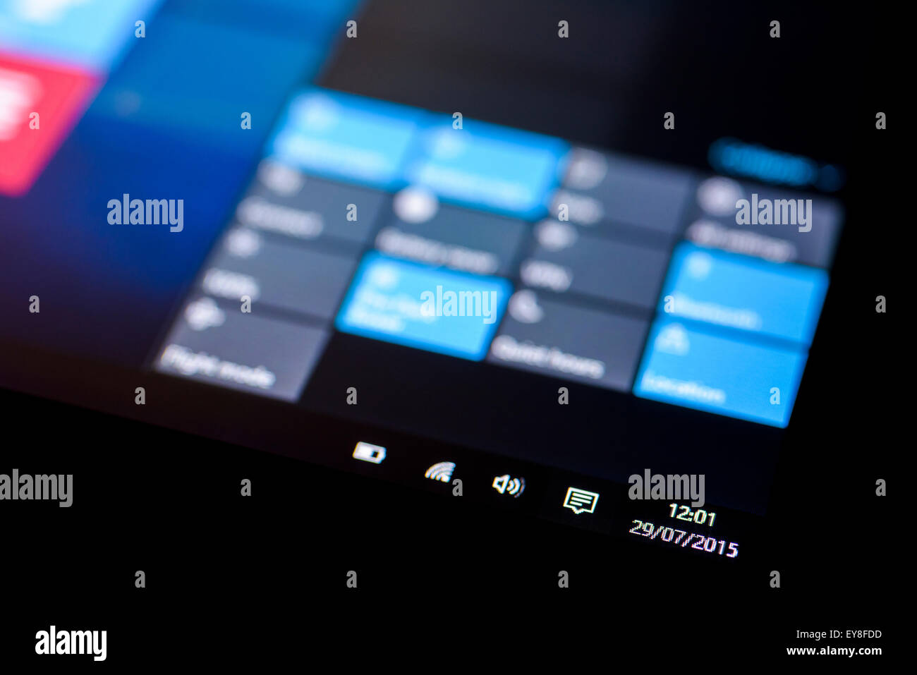 Système d'exploitation Microsoft Windows 10 sur un écran tactile Tablet en mode tablette montrant la date de lancement 29 juillet 2015. Banque D'Images