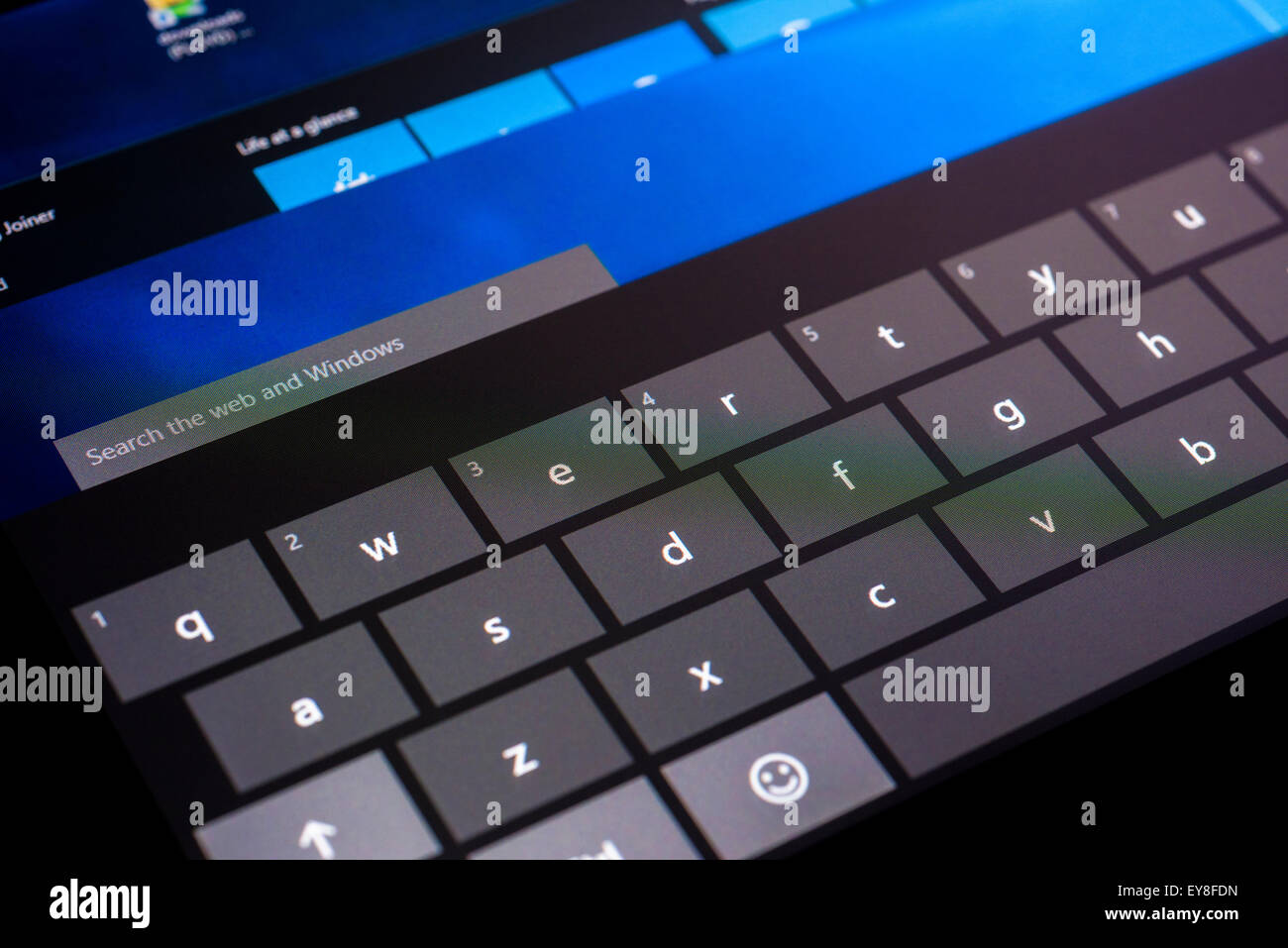 Toch et clavier Cortana search bar sur Microsoft Windows 10 Système d'exploitation sur un PC tablette. Banque D'Images