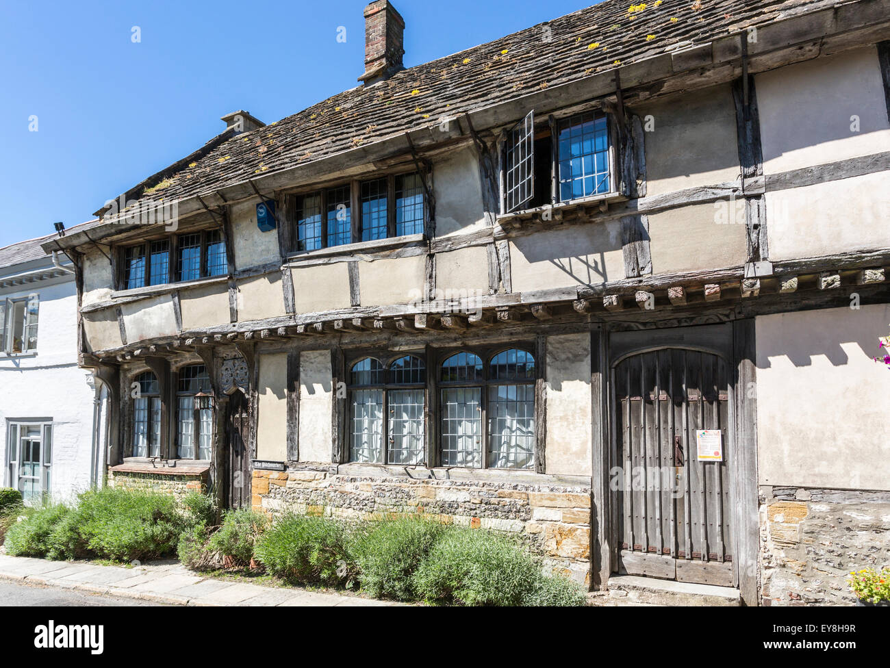 Ancienne à colombages traditionnelle de Cerne Abbas, cottages, Dorset, au sud-ouest de l'Angleterre, avec portes en bois et un toit en tuiles d'ardoise en été Banque D'Images