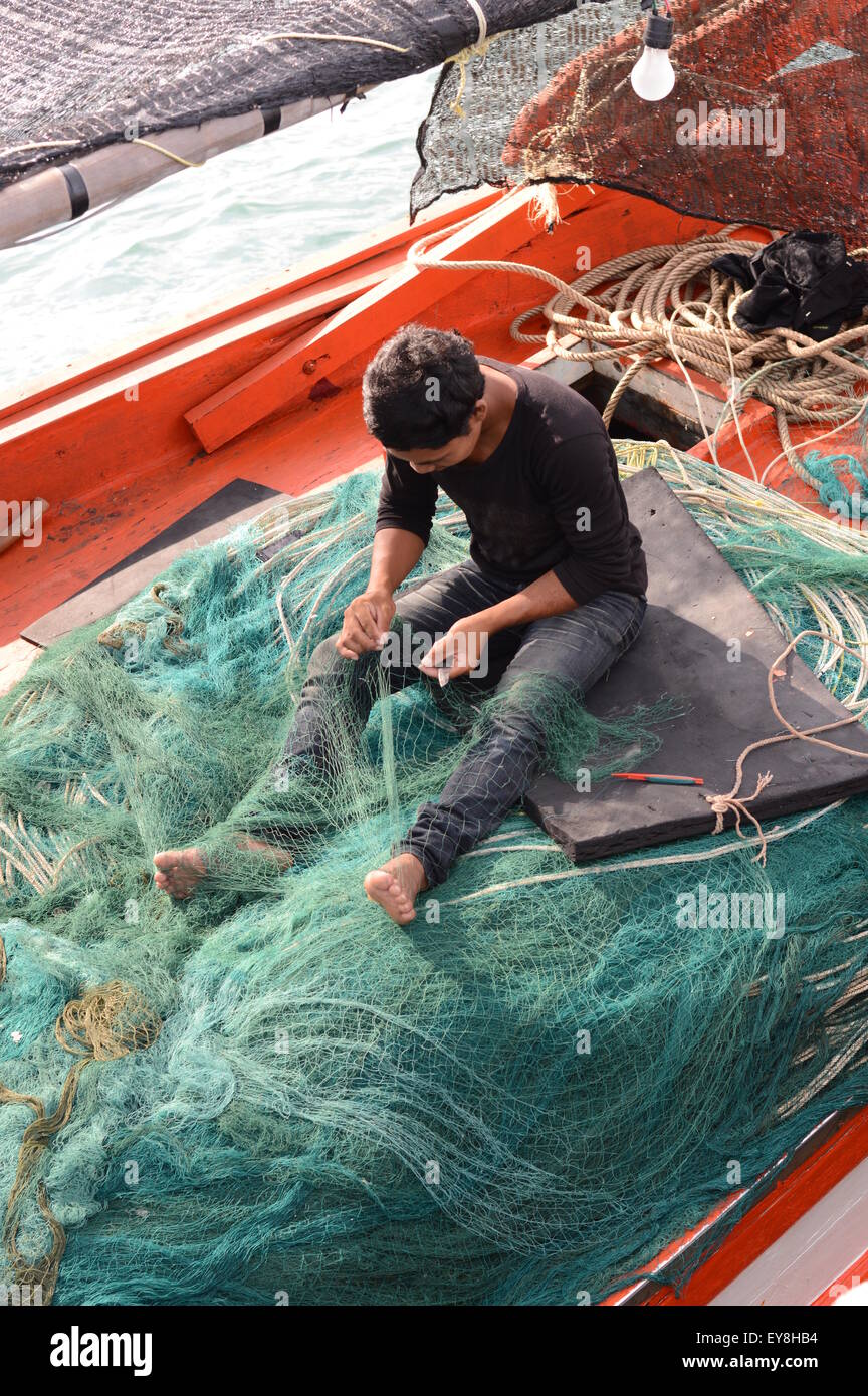 Mending fishing nets Banque de photographies et d’images à haute résolution Alamy