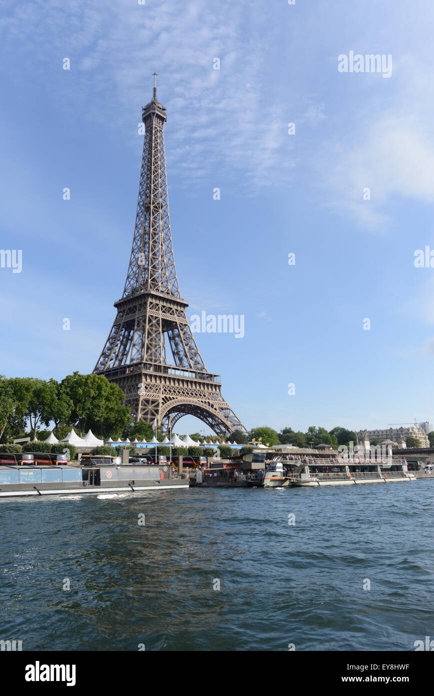 Tour Eiffel, seine, Paris, France, le Batobus Banque D'Images