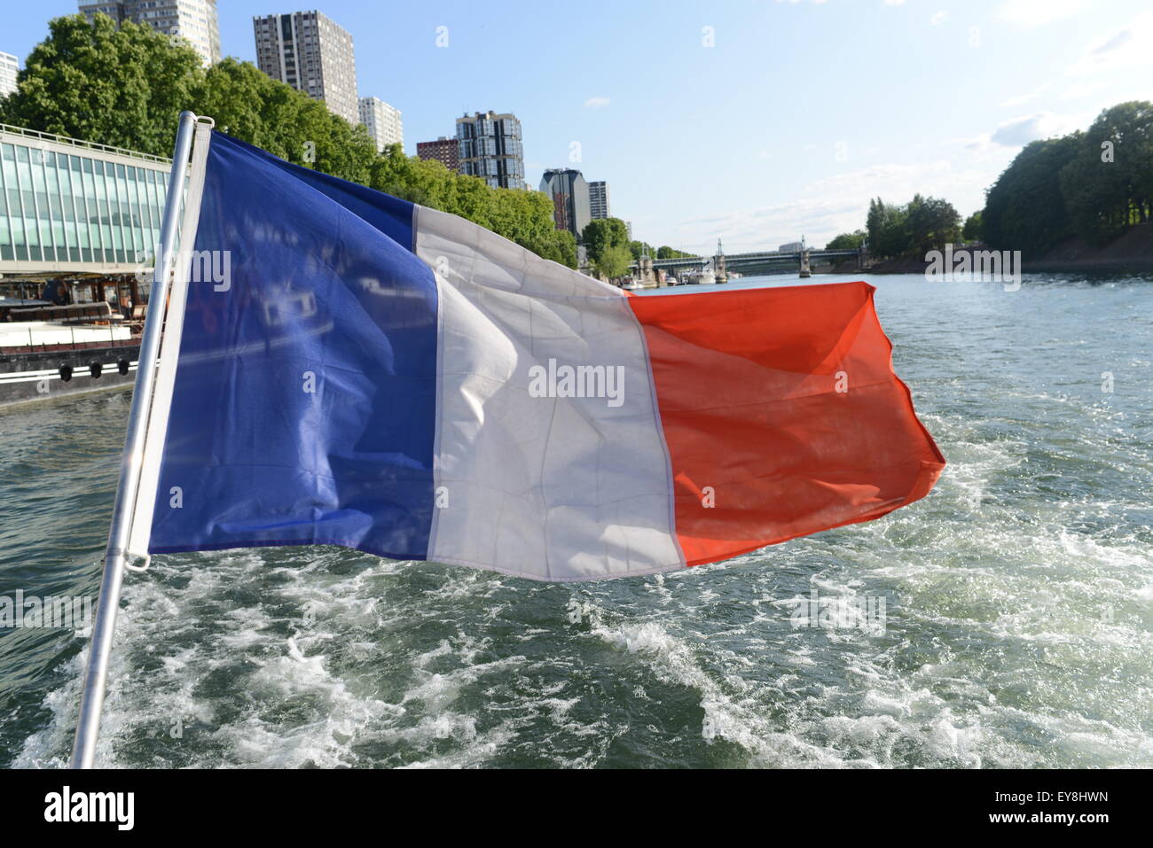 Seine, Paris, France, le Batobus, centre commercial beaugrenelle, le drapeau français Banque D'Images