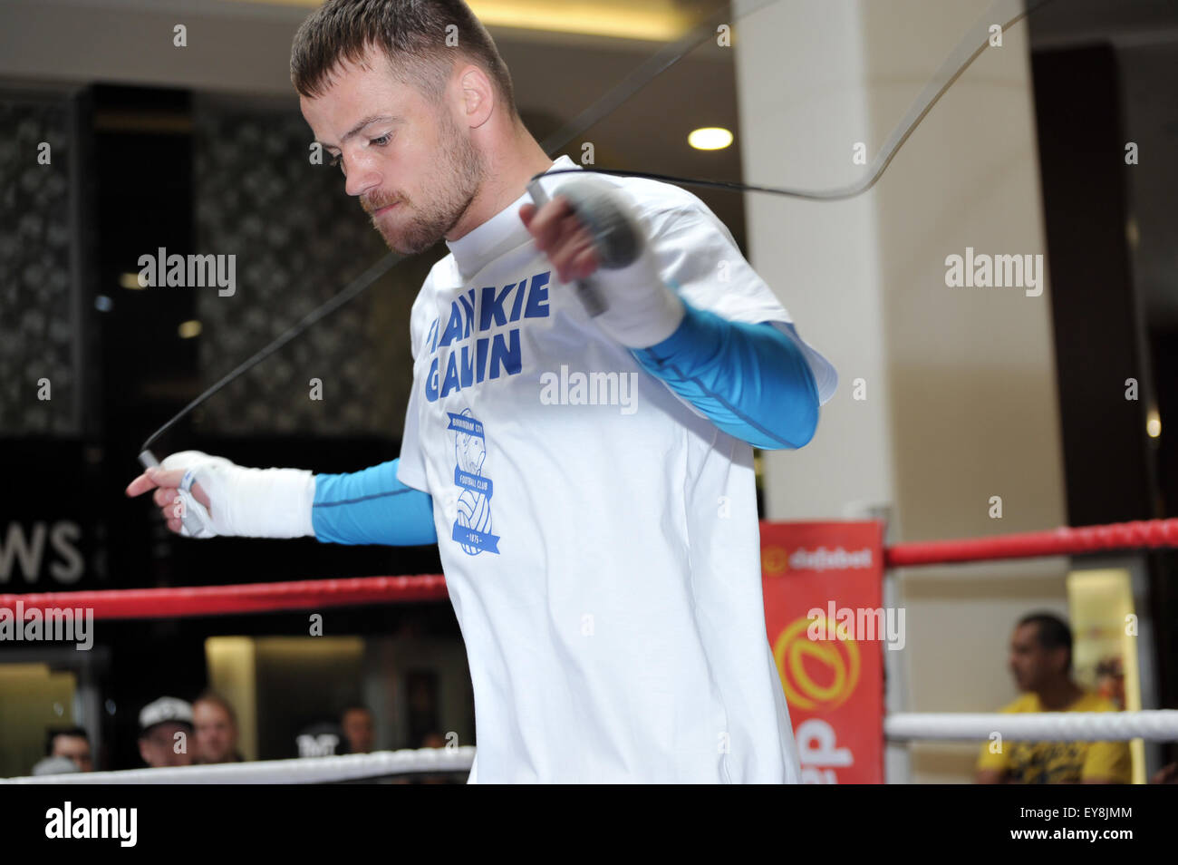 Frankie Gavin assume une fonction d'entraînement dans le centre commercial Pavilions avant son combat pour le titre mondial IBF super-légers la semaine prochaine contre Kell Brook comprend : Frankie Gavin Où : Birmingham, Royaume-Uni Quand : 22 mai 2015 Banque D'Images