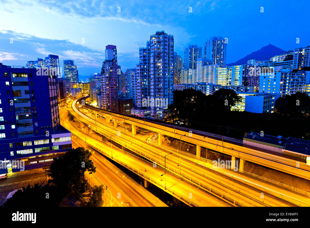 Trafic de nuit urbaine moderne Banque D'Images