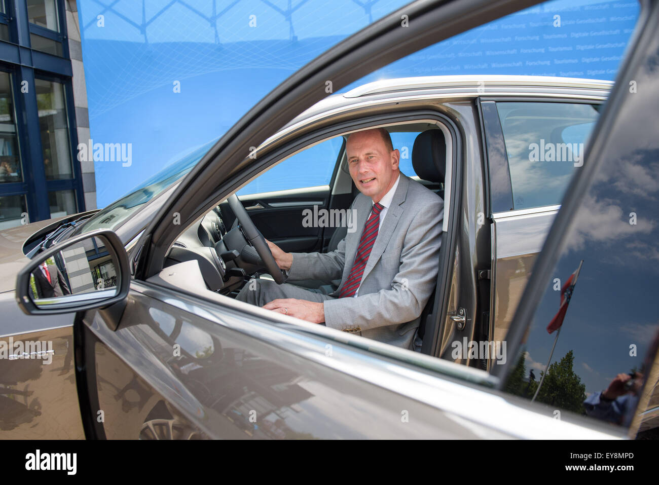 Erfurt, Allemagne. 24 juillet, 2015. Le ministre des Finances du Land de Thuringe, Wolfgang Tiefensee (SPD) est assis dans sa Audi e-tron voiture hybride à Erfurt, Allemagne, 24 juillet 2015. C'est la première voiture hybride au parking du ministère. PHOTO : CANDY WELZ/DPA/Alamy Live News Banque D'Images