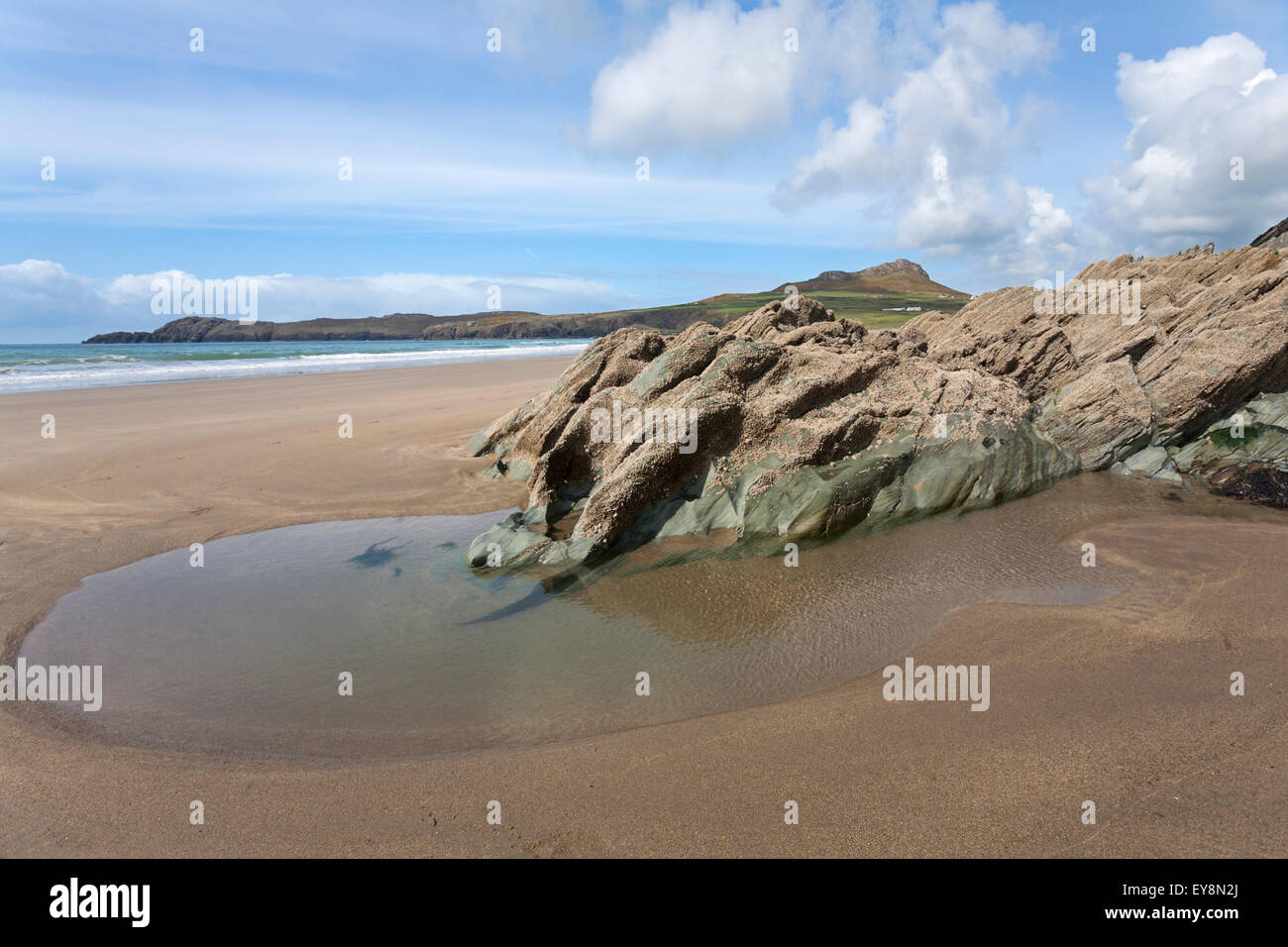 Paysages spectaculaires de la plage et du littoral à Whitesands Bay, parc national de la côte de Pembrokeshire, pays de Galles, Royaume-Uni en mai Banque D'Images