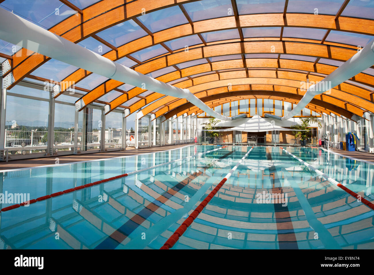 Belle piscine avec système de toiture amovible Banque D'Images