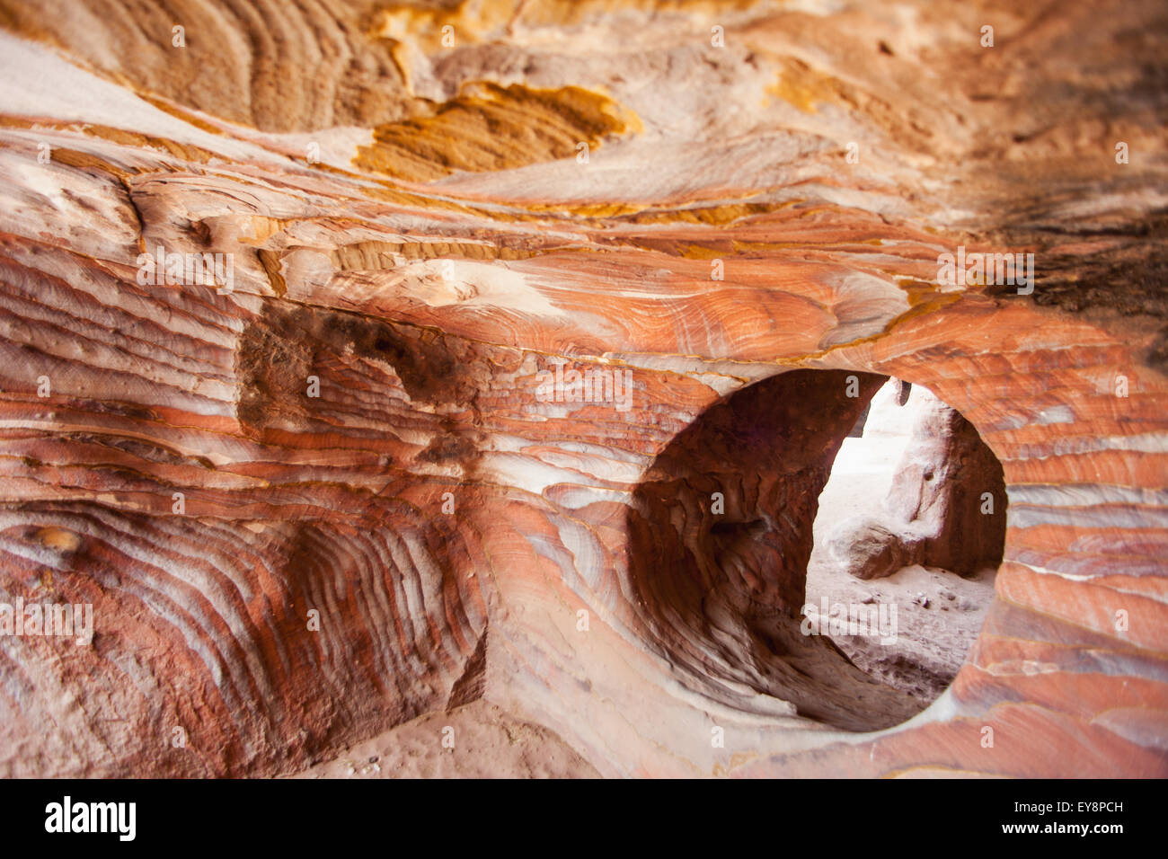 En grès sculpté coloré tombeau ; Petra, Jordan Banque D'Images