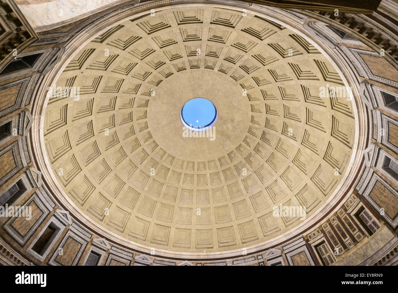 Rome, Italie - 28 mars 2015 : la coupole du Panthéon, la lune apparaître à partir du trou du dôme Banque D'Images