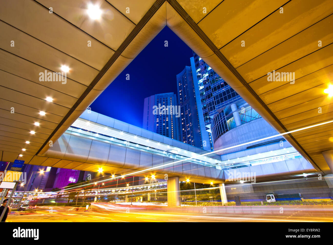 La lumière des sentiers sur l'arrière-plan des bâtiments modernes à Hong Kong Banque D'Images