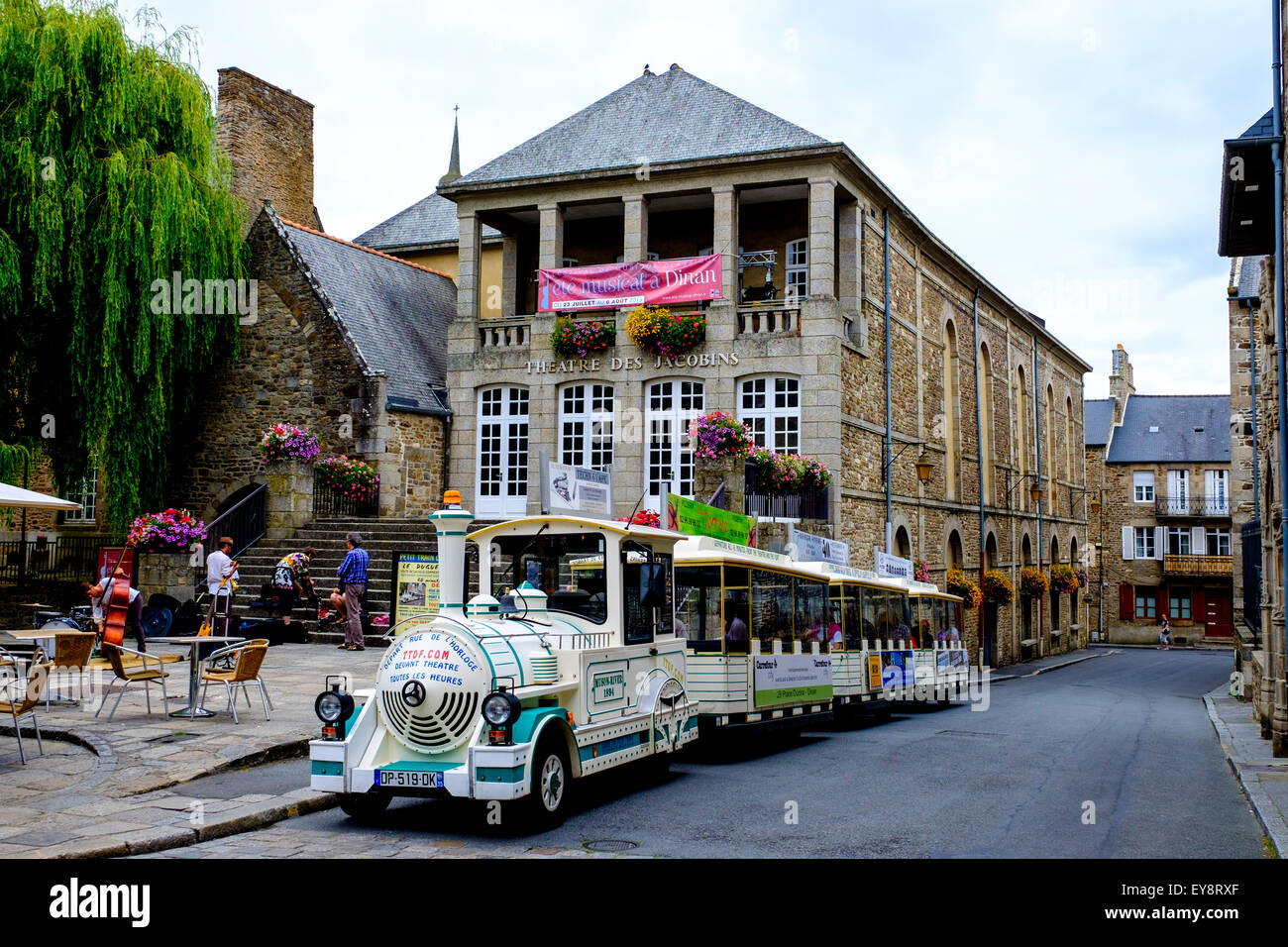 Train touristique à l'extérieur du théâtre des Jacobins à Dinan, Bretagne, France Banque D'Images Train touristique à l'extérieur du théâtre des Jacobins à Dinan, Bretagne, France Banque D'Images