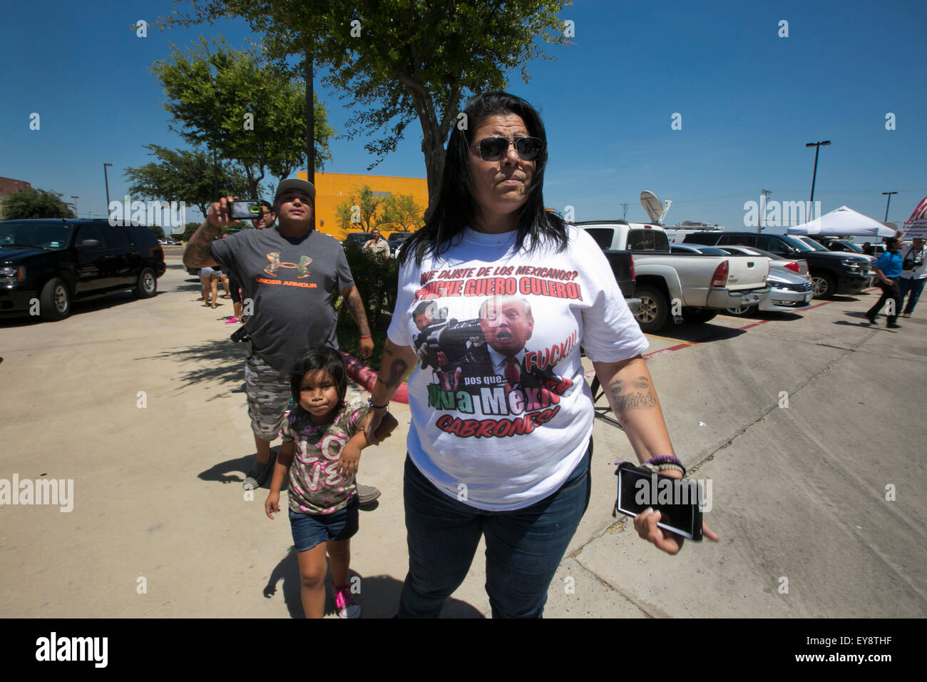 Laredo, Texas, USA. 22 juillet, 2015. Portrait porte un t-shirt imprimé pour protester contre le candidat présidentiel américain Donald Trump lors de sa visite à Laredo, Texas, le 23 juillet 2015 Banque D'Images