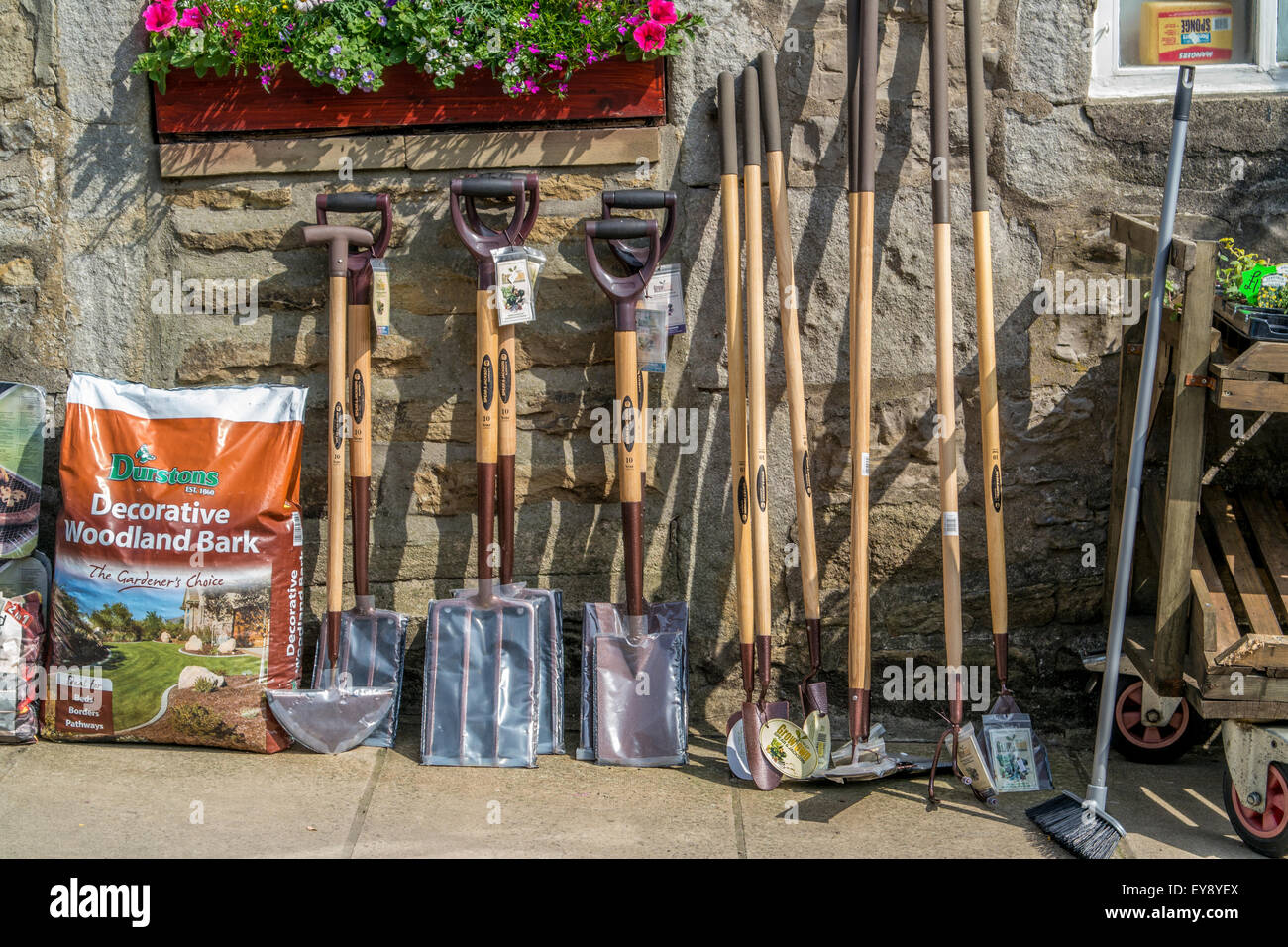 Un certain nombre d'outils de jardinage à vendre à l'extérieur d'un magasin  de matériel qui inclus les bêches, houes, brosses, fourchettes, outil de  chant Photo Stock - Alamy