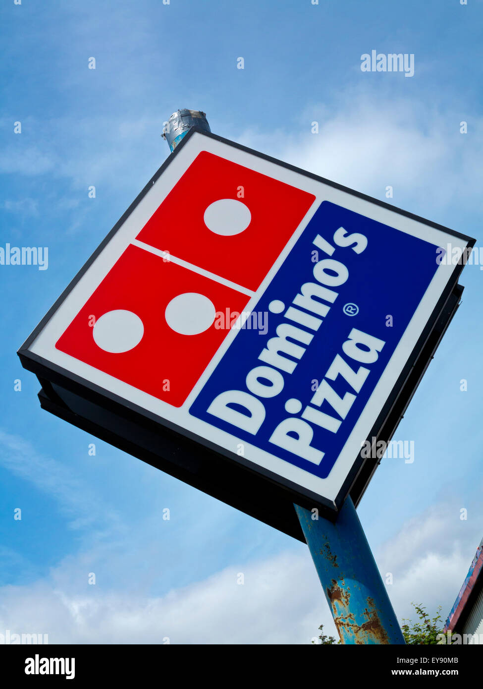 Domino's Pizza affiche à l'extérieur d'une succursale de la chaîne de restauration rapide internationale créée aux Etats-Unis en 1960 Banque D'Images